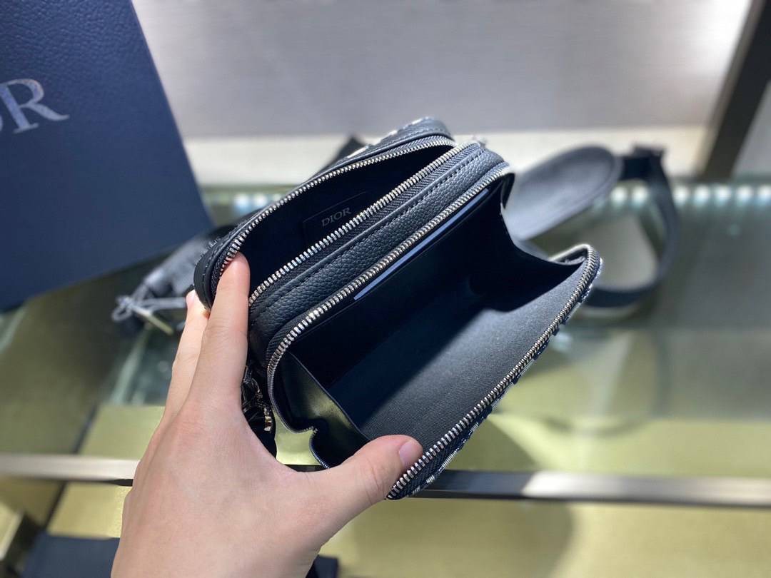 หนังแท้ Christian Dior Plain Leather Logo Messenger & Shoulder Bags / Dior crossbody Beige and Black Dior Oblique Jacquard พร้อมส่งที่ไทย งานหนังแท้และผ้าแจ็คการ์ดเกรดออริจินอล ภาพสินค้าถ่ายจากงานขายจริง ใช้งานต่างประเทศได้