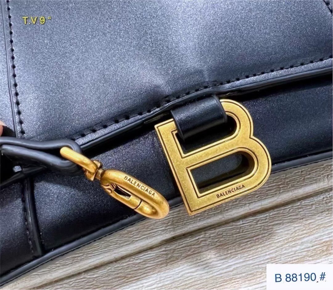 BALENCIAGA Hourglass top-handle tote bag กระเป๋าสะพายแบรนด์หรูซิกเนเจอร์ ที่มาพร้อมดีไซน์โดดเด่น มีความโฉบเฉี่ยว โค้งมนเหมือนพระจันทร์เสี้ยว เพิ่มความสวยสะดุดตาด้วยการตกแต่งอักษร B เมทัลลิก