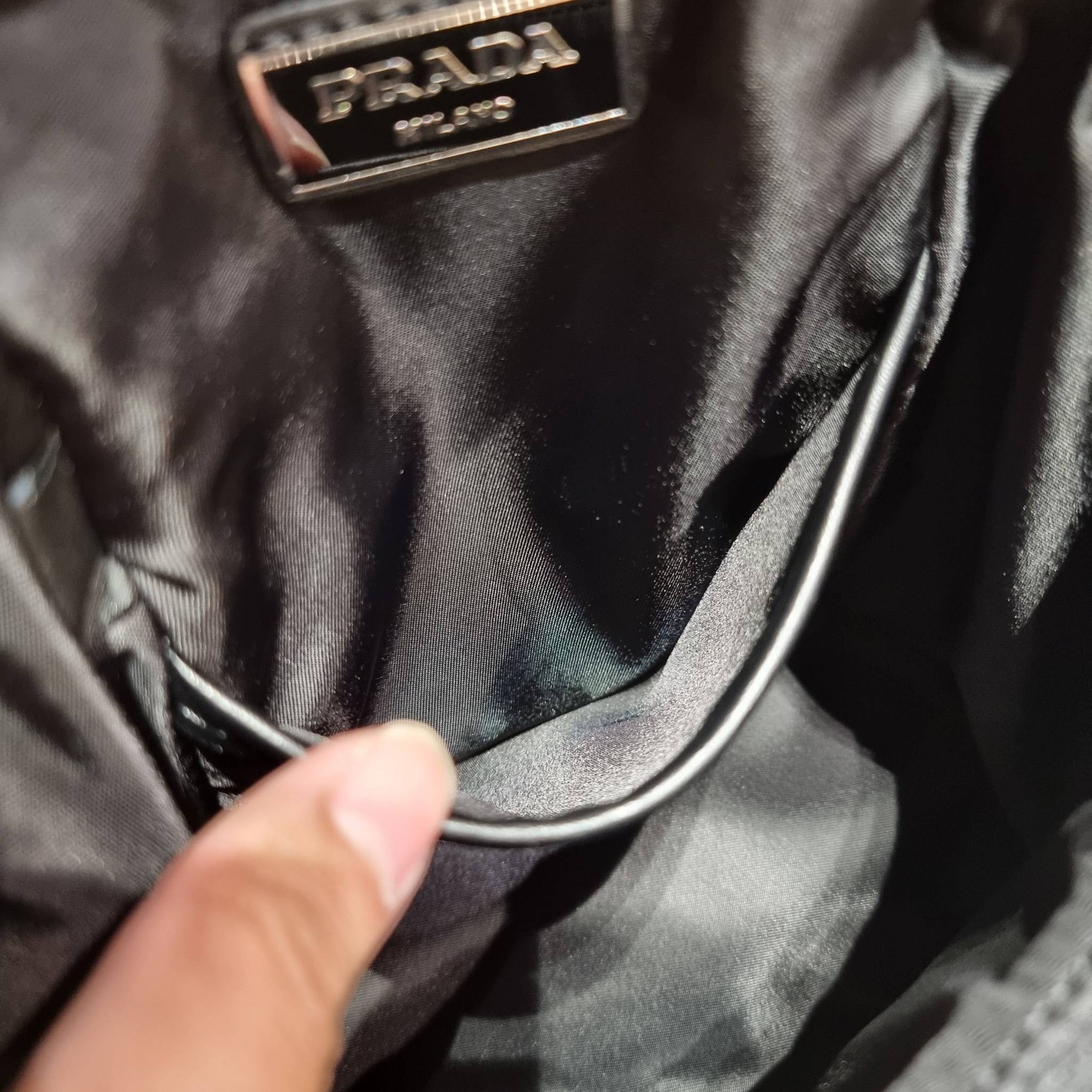 PRADA RE-NYLON AND LEATHER SHOULDER BAG ถึงเวลาของหนุ่มกันแล้ว!! ไอเท็ม best seller ที่เตรียมขึ้นแท่นรุ่นหายาก เท่ คูล ดูดี ไม่เกร่อ กระเป๋าสะพายข้าง รูปทรงเรขาคณิต ดีไซน์เรียบง่าย แต่มีความหรูในตัว วัสดุผ้าไนล่อนคุณภาพ พร้อมใบลูก ไว้ใส่เหรียญ ใส่กุญแจได้