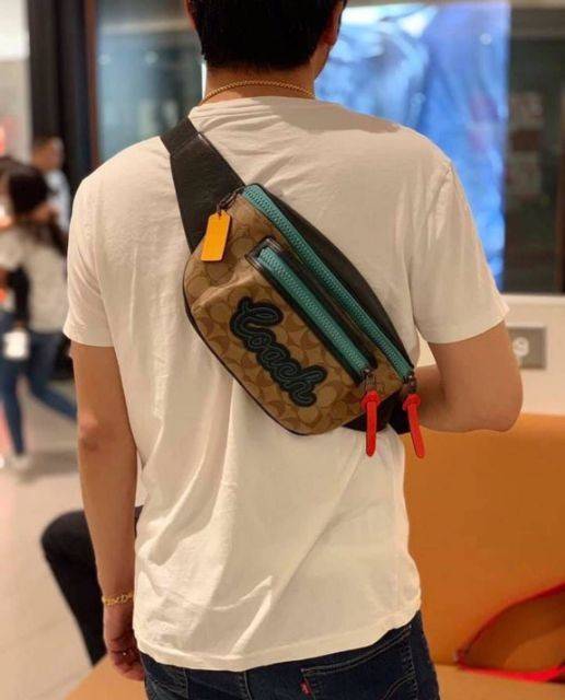 COACH F72931 TERRAIN BELT BAG IN SIGNATURE CANVAS กระเป๋าคาดอก ดีไซน์สุดเท่ มองยังไงก็ไม่มีเบื่อ ด้วยรูปลักษณ์ และความคลาสสิค ผสานกันอย่างลงตัว วัสดุหนังแคนวาสสลับหนังแท้ มีช่องซิปแบ่งเป็นสัดส่วน ด้านหลังบุนวมและมีช่องซิปไปอีก!! ภายในโล่งกว้าง ใส่กระเป๋าส
