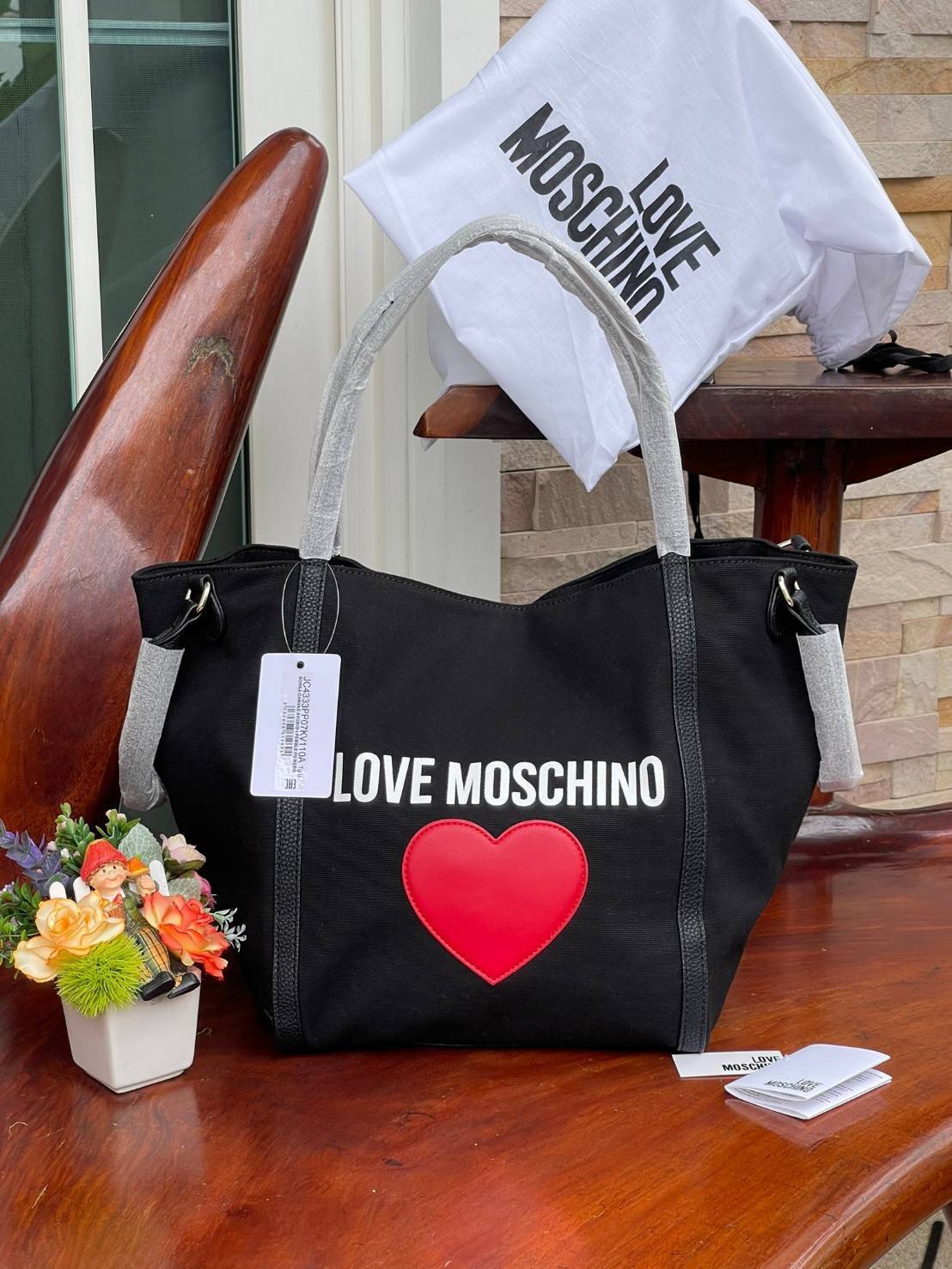 Love Moschino Borsa Donna MOD.JC4333PP07KV VAR.Unica กระเป๋าทรง Tote เป็นกระเป๋าที่สาวๆ ทำงานนิยมมากที่สุด เพราะมีขนาดใหญ่พอเหมาะใส่เอกสารขนาด A4 ใส่ของใช้ของจำเป็นได้ครบสำหรับการใช้งานนอกบ้านใน 1 วัน ถ้าต้องออกไปธุระต่อตอนค่ำก็ยังไม่ใหญ่เทอะทะเกินไป