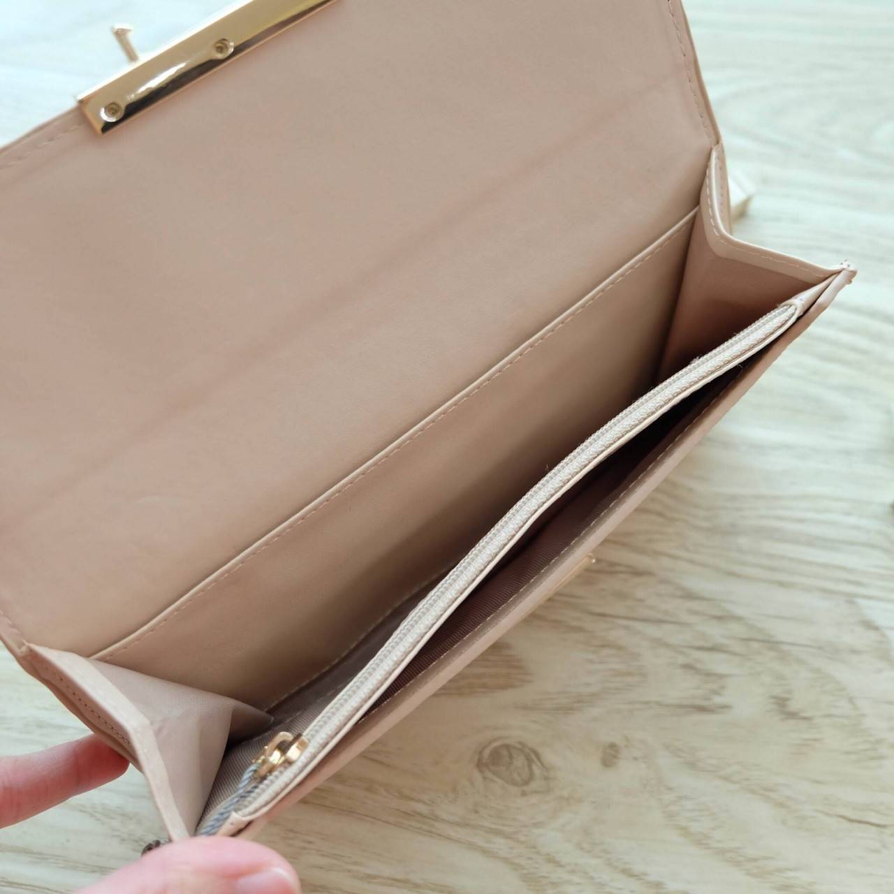 Charles & Keith Push-Lock Long Wallet กระเป๋าเงินใบยาววัสดุหนังลายคาร์เวียร์ ด้านหน้าปั๊มโลโก้แบรนด์ เปิดปิดแบบตัวล็อก ด้านในมีช่องซิปใส่เหรียญและธนบัตร ด้านหลัง มีตัวล็อคแบบกระดุม จุบัตรได้ถึง 12 ใบ รุ่นนี้สวยหรูเกินราคา ด้านหน้าเปิด - ปิดด้วยตัวกดล็อคทั