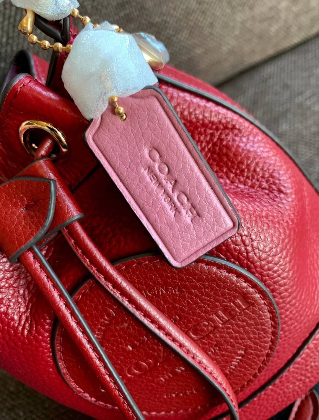 OUTLET 】COACH Dempsey Bucket Bag 15 With Coach Patch And Heart Charm ((C5121//C5112//C5114)) น้องน่ารักมากๆ นาทีนี้ต้องมีแล้วล่ะคะ! พร้อมส่งที่ไทยครบสีค่ะ! กระเป๋าหิ้ว//สะพายครอสบอดี้ร์ได้ หนังแท้สวยงามมากๆค่ะ ❤️มาพร้อมพวงรูปหัวใจแบรนด์+ป้ายหนังห้อ