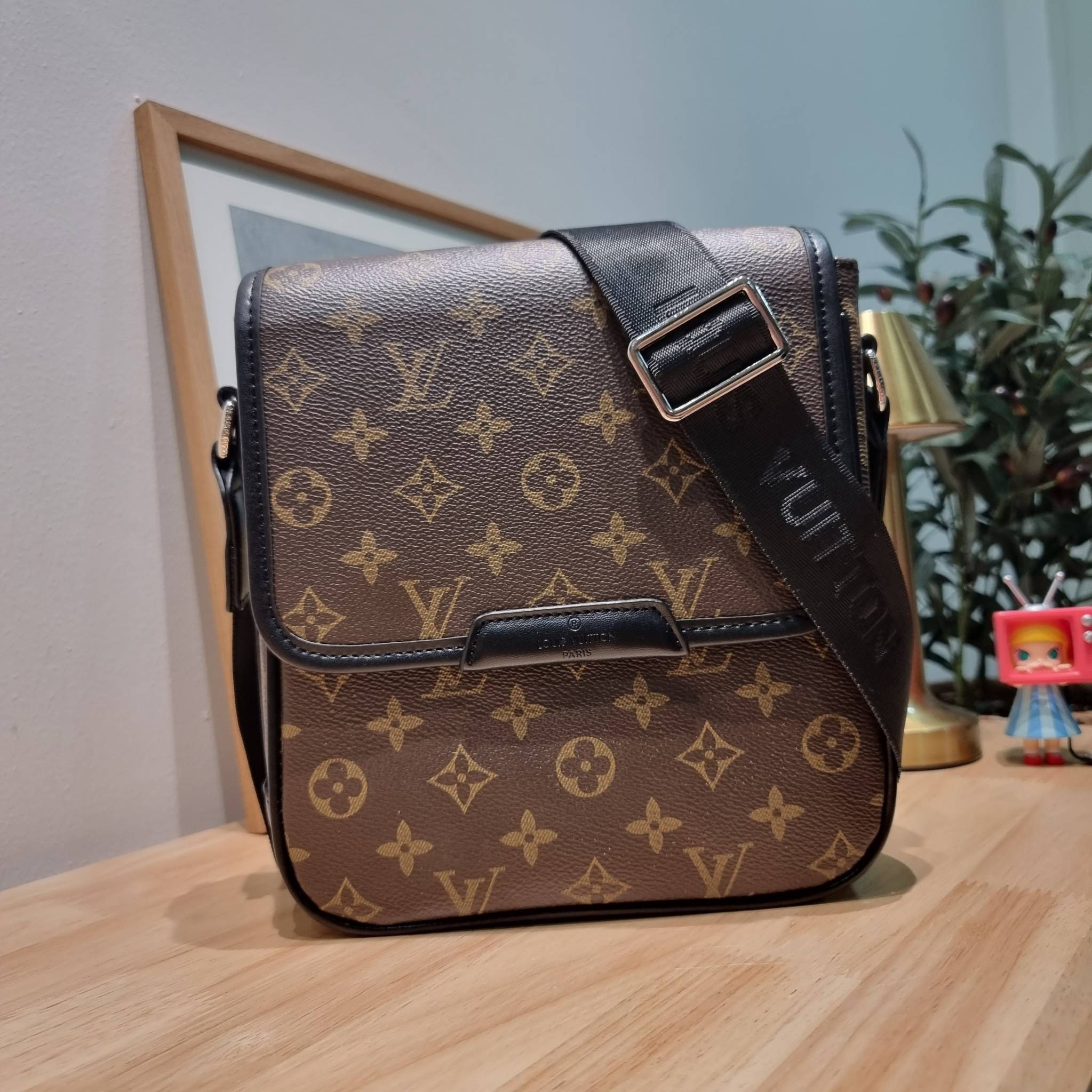 LV bass macassar monogram bag ของใหม่จัดให้หนุ่มๆ กับกระเป๋าสะพายทรงแมสเซ็นเจอร์ ไซส์กำลังดี เหมาะกับหนุ่มๆที่รักความคล่องตัว วัสดุหนังแคนวาสตัดสลับหนัง