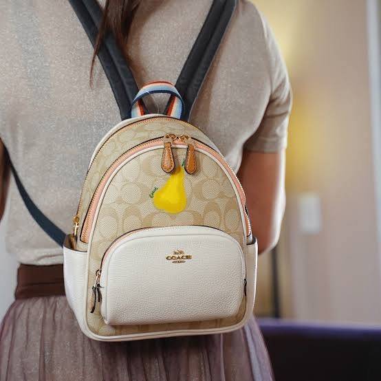 COACH MINI COURT BACKPACK IN SIGNATURE WITH PEAR ((c8258)) 🌈สวยกันก่อนใคร วางน้องไม่ลงเลยจริงๆค่าา😍 พร้อมส่ง! กับกระเป๋าสะพายหลังแบบมีหูหิ้วในตัว บอกก่อนเลยว่าหนังของน้องทั้งนิ่ม ทั้งสวย อย่างดีเลยค่ะ