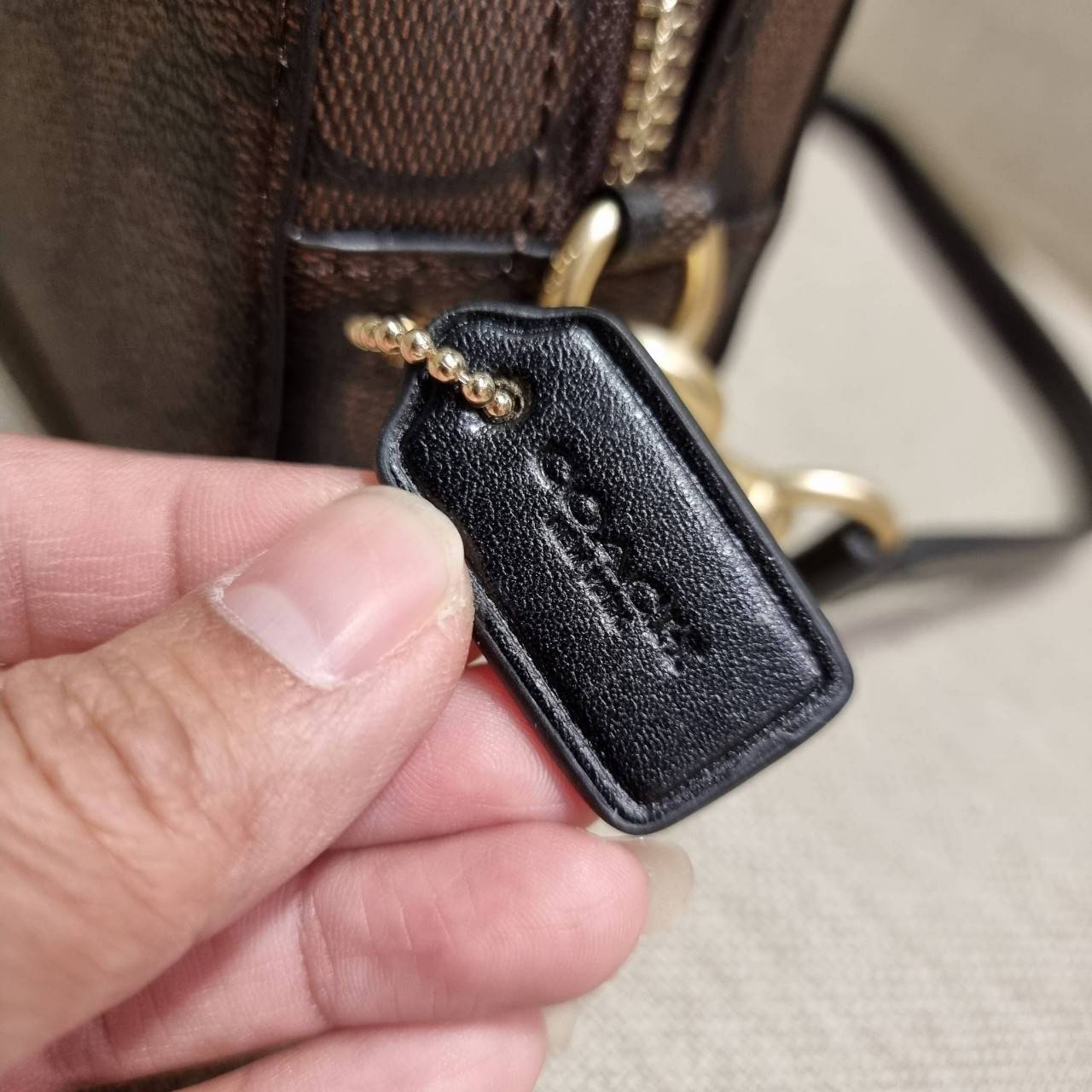 COACH 2628 MINI SERENA CROSSBODY IN SIGNATURE CANVAS ใหม่ที่สุด!! พร้อมส่งทุกสีเด็ด!! ย่อส่วนกระเป๋าสะพายคอลเลคชั่นยอดฮิต มินิเซเรนา ที่รับรองว่าน้องน่ารักม้ากกก!! ขนาดเล็กกุ๊งกิ๊ง แต่ดีเทลยิ่งใหญ่ วัสดุหนังแคนวาสเคลือบลาย เปิด-ปิดด้วยซิป สะดวกใช้ ภายในเป