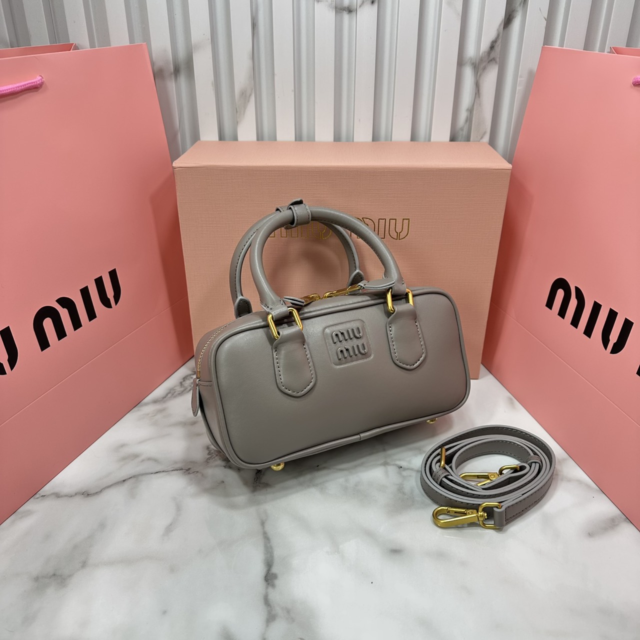 ORI หนังแท้ | MIU MIU Arcadie leather mini-bag Mini 20cm กระเป๋าสะพายทรงโฮโบลุคลูกคุณหรูหรา ไซส์มินิน่ารักๆเก๋ๆ สวยดูแพง หูจับในตัวง่ายและสะดวกพกพา