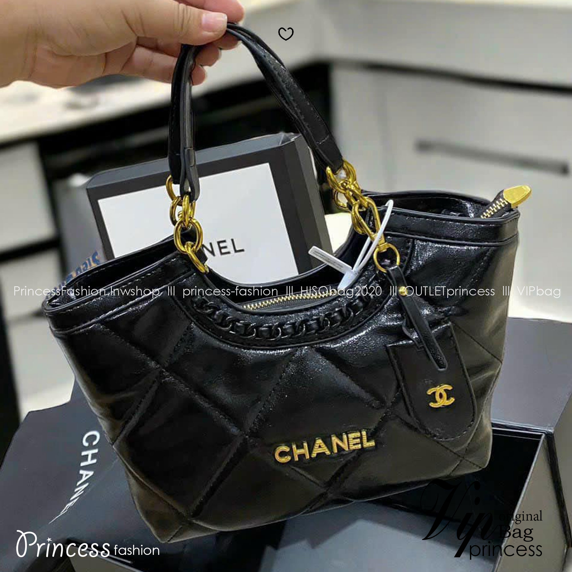 Chanel Tote Handbag & Crossbody Bag กระเป๋าสะพายทรงโท้ท งานหนังสวยเต็มใบ จุของได้แบบจุกๆ ดีไซน์คลาสสิค ใช้งานได้ง่ายด้วยหูจับและสายสะพาย ที่สามารถถอดออกได้ ในวันที่อยากปรับเปลี่ยนลุค รับรองว่าเก็บได้หมดทุกไอเท็มจำเป็น แนะนำเลยน้า