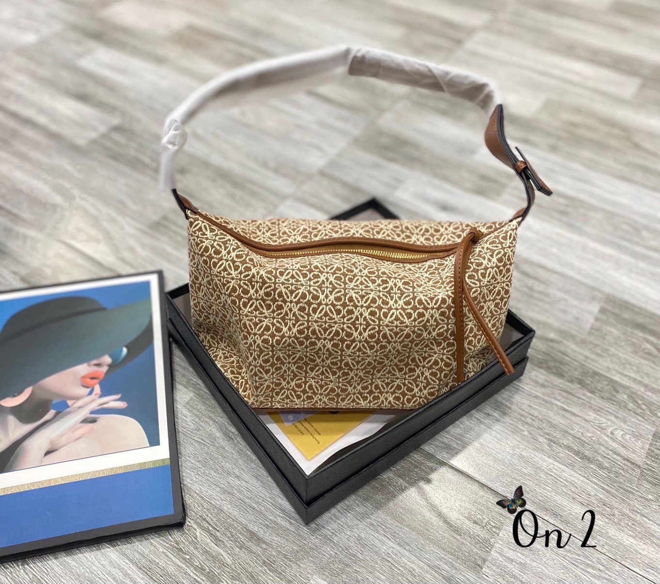 LOEWE Cubi Anagram Small Leather-trimmed Logo-jacquard / LOEWE HANDTASCHE 'CUBI ANAGRAM SMALL' HELLGRÜN คอลเลคชั่นยอดฮิต กับ 4 สีใหม่ล่าสุด กระเป๋าทรงพอช ใบกำลังสวย ดีไซน์ดีเทลน่ารัก