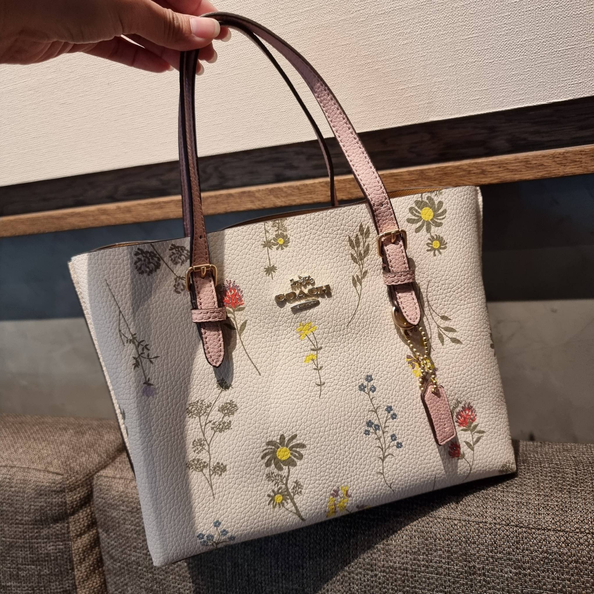 COACH C4084 MOLLIE TOTE 25 WITH SPACED WILDFLOWER PRINT ดีไซน์ใหม่ล่าสุด กระเป๋าโท้ทไซส์เล็กที่สาวๆต่างก็ต้องปักใจรัก รอบนี้น้องถูกเติมแต่งลวดลายดอกไม้ เพิ่มดีเทลความน่าใช้ไปอีก วัสดุหนัง pepble เรียบหรูดูดีม้าก!! ภายในโล่งกว้าง มีช่องซิปกลางใส่ของได้ ขนา