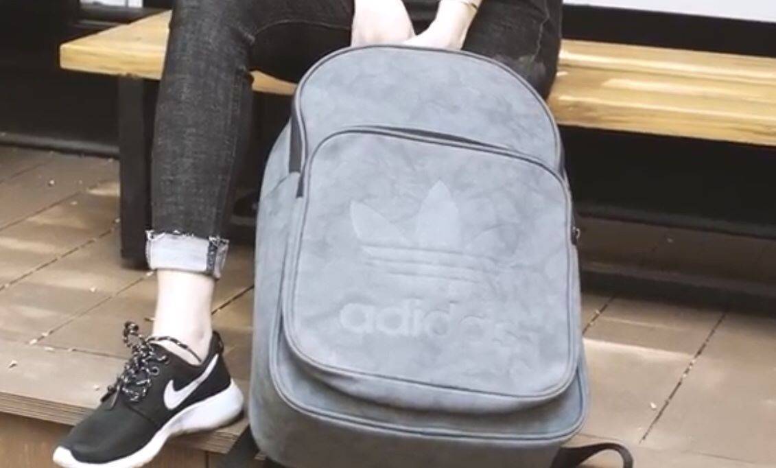 Adidas Originals Classic Trefoil Backpack วัสดุเป็น puหนังนิ่มและโพลีเอสเตอร์100% สะดวกสบายและมีดูดีมีสไตล์ด้วยเป้สะพายหลังสำหรับอุปกรณ์ออกกำลังกาย ปลอดภัยและจุได้เยอะขึ้นด้วยกระเป๋าหน้าพร้อมซิปสำหรับสิ่งของชิ้นเล็ก ภายในมีช่องโน้ตบุ๊กโดยเฉพาะ ด้านหน้าสกร