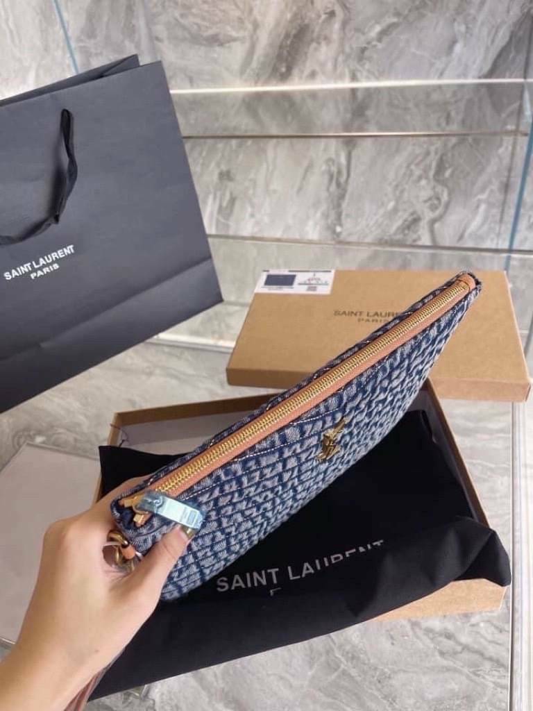 Saint Laurent Monogram quilted denim tablet pouch / YSL denim tablet pouch กระเป๋าทรงพอชดีไซน์ใหม่ ใช้งานง่าย สะดวก กะทัดรัด พกแท็บเล็ตติดตัวไปด้วยในกระเป๋าโมโนแกรมนี้ โดดเด่นด้วยเอฟเฟกต์แบบวินเทจและการเย็บตะเข็บแบบควิลท์ เป็นรุ่น unisex ใช้ไดทั้งหญิงชาย 