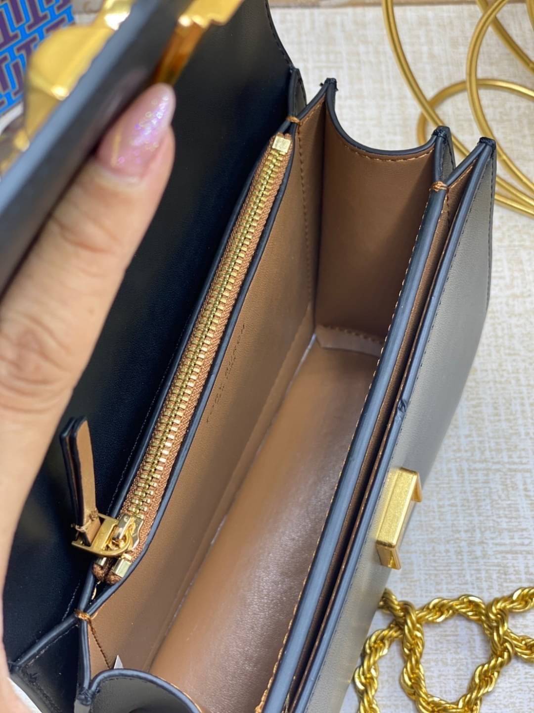 Tory Burch Eleanor Medium Convertible Shoulder Bag / Tory Burch 75003 ฮอตไอเท็ม รุ่นนี้ขายดีขายหมด สวยหรู คุณหนู ผู้ดี!! หายากมากแล้วน้า กระเป๋าสะพายข้าง ดีไซน์อยู่ทรง ขนาดกำลังสะดวกใช้สำหรับสาว เปิด-ปิดด้วยแถบแม่เหล็ก ภายในแบ่งสัดส่วนได้เป็นอย่างดี