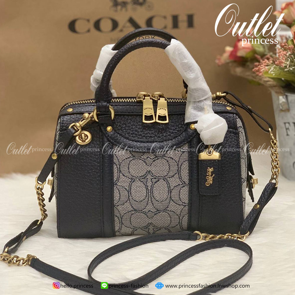 COACH LARK BAG 19 IN SIGNATURE JACQUARD ((4619)) พร้อมส่งที่ไทย สวยก่อนใครแน่นอนค่ะ😘 กระเป๋าสะพายข้าง//ครอสบอดี้ร์ วัสดุหนังแท้+Jacqurd ได้ลงตัวสวยงามมากๆค่ะ มีช่องใส่ของจุกจิกทั้งด้านหน้าและหลัง ;เปิดปิดกระเป๋าแบบซิปคู่ ภายในสามารถใส่กระเป๋าเงินใ