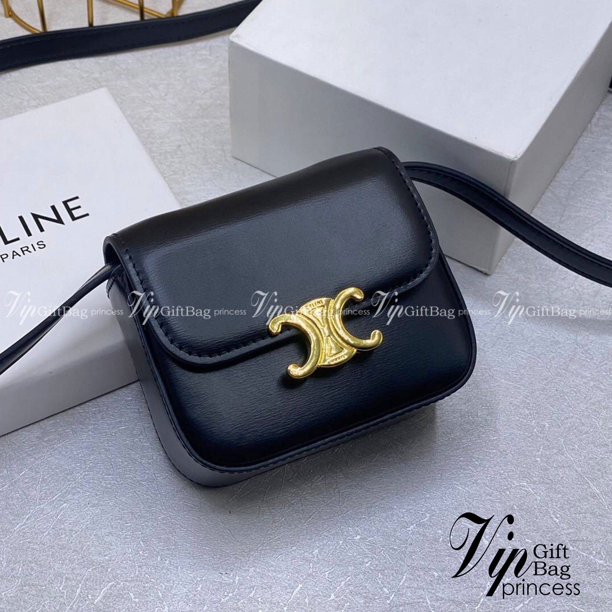 CELINE MINI TRIOMPHE IN TRIOMPHE Shiny calfskin เกรดออริจินอล กระเป๋ามินิทรงชิค ดีไซน์รูปกล่องสุดแสนมินิมอล สามารถสะพายแบบ Crossbody และยังเป็น Belt Bagได้อีกด้วย วัสดุแคนวาสลาย Triomphe แบบไม่มีตกยุค