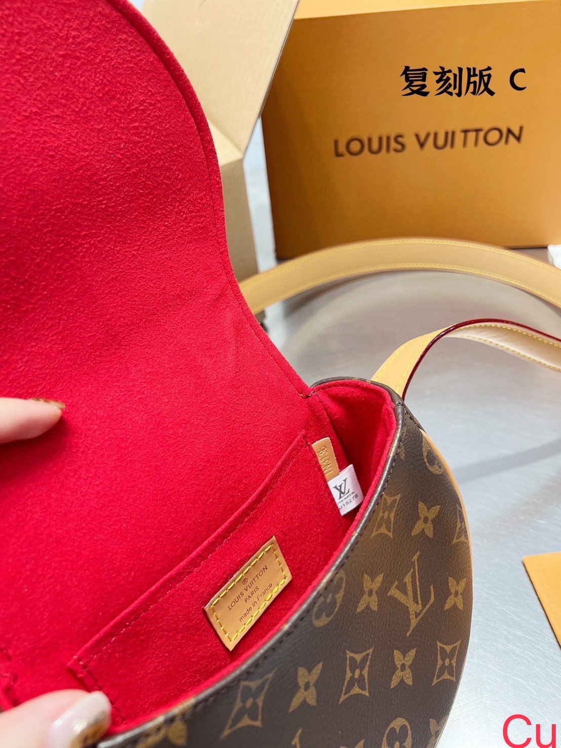 LV Tambourine Monogram Canvas Bag กระเป๋าสะพายทรงสวย ใบเล็กน่ารัก ดีไซน์คลาสสิค วัสดุหนังแคนวาส เปิด-ปิดกระเป๋าด้วยอะไหล่สายคาด สายสะพายในตัว ปรับได้
