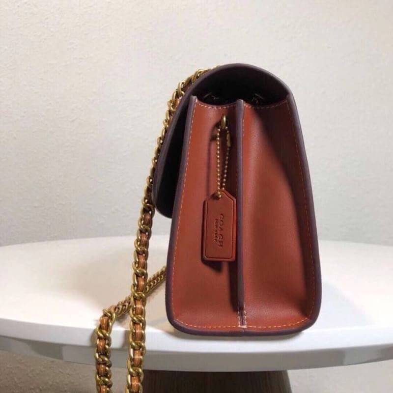 COACH 30585 PARKER IN SIGNATURE CANVAS With Tea Rose สินค้าใหม่ทรงน่ารัก ใช้แล้วดูแพงมากกก มีช่องใส่ขนาดกว้าง ใส่ของได้จำนวนมาก สามารถสะพายข้างแบบโซ่คู่ แบบคุณนาย หรือสะพายเป็น crossbody โดดเด่นด้วยลายsignature coach ใครยังไม่มีห้ามพลาดดดเลยนะ ของสวยจริง