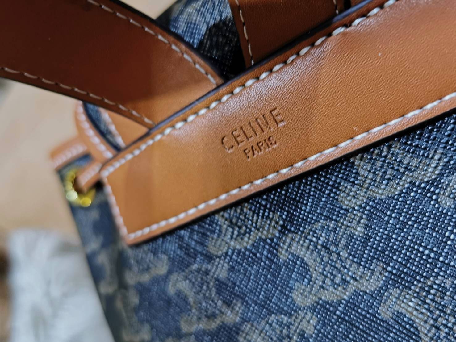 VIP 】CELINE MINI RUCKSACK VIP GIFT WITH PURCHASE (GWP) พรีเมี่ยมกิ๊ฟ Limited Edition จาก CELINE HAUTE PARFUME DUTYFREE COUNTER วัสดุ COATED CANVAS หนังสวยหรูอยู่ทรงกันน้ำเปิดปิดด้วยฝาปิด Belt มีโลโก้แบรนด์และสายรัด Drawstring ภายในโล่งสามารถใส่กระเป๋าสตาง