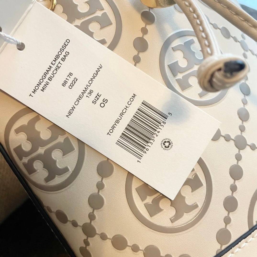 Tory Burch T Monogram Embossed Mini Bucket Bag กระเป๋าทรงถังขนาดเล็ก ประดับด้วยลวดลายอันเป็นสัญลักษณ์ของแบรนด์ ถูกประดิษขึ้นด้วยความพิถีพิถันวัสดุหนังอย่างดี ด้านในบุด้วยหนังไมโครซูแอคเนื้อนุ่มทำความสะอาดง่าย อะไหล่ทองหรูหรา มาพร้อมสายยาว ปรับสายได้ ถอดสา