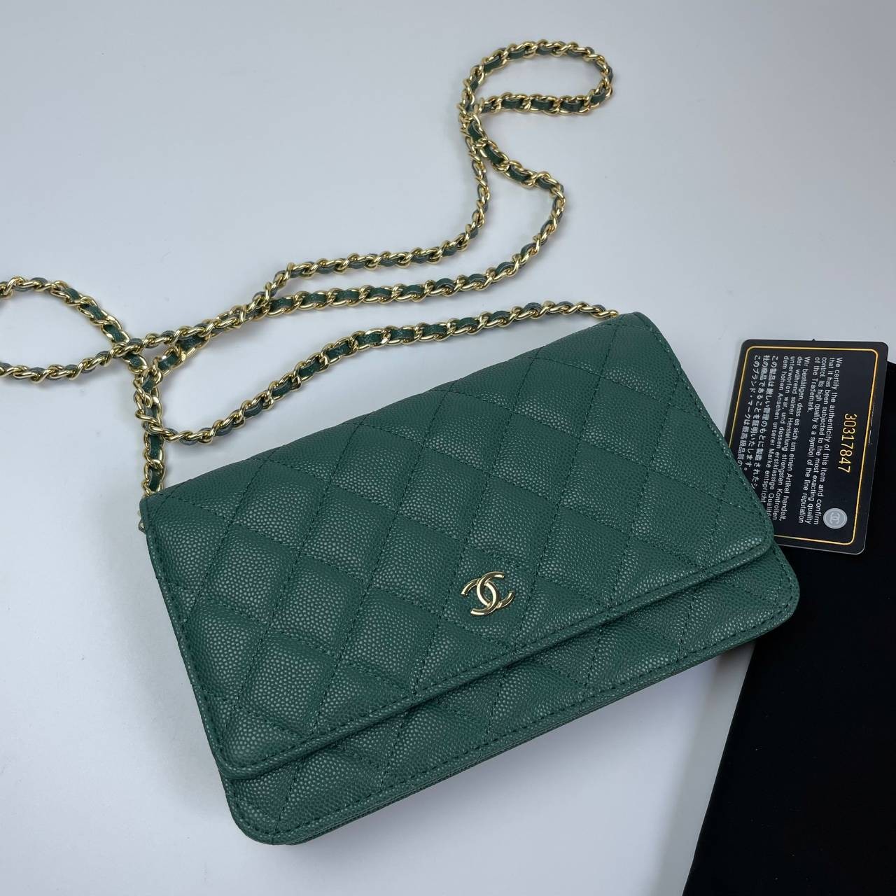 VIP 】หนังแท้ CHANEL WOC style โทนสีพาสเทล กระเป๋าสะพายทรงสวยตลอดกาล วัสดุหนังลายคาเวียร์ เนื้อนุ่ม อยู่ทรงคุณภาพดีตามแบบฉบับของแบรนด์ น้ำหนักเบา ด้านหน้ามีโลโก้แบรนด์อะไหล่หรู มีช่องใส่บัตร ใส่ของจุกจิก เปิดปิดด้วยฝาปิดกระดุม ซับในหนัง ตัวจริงสวยมากๆถูกใจ