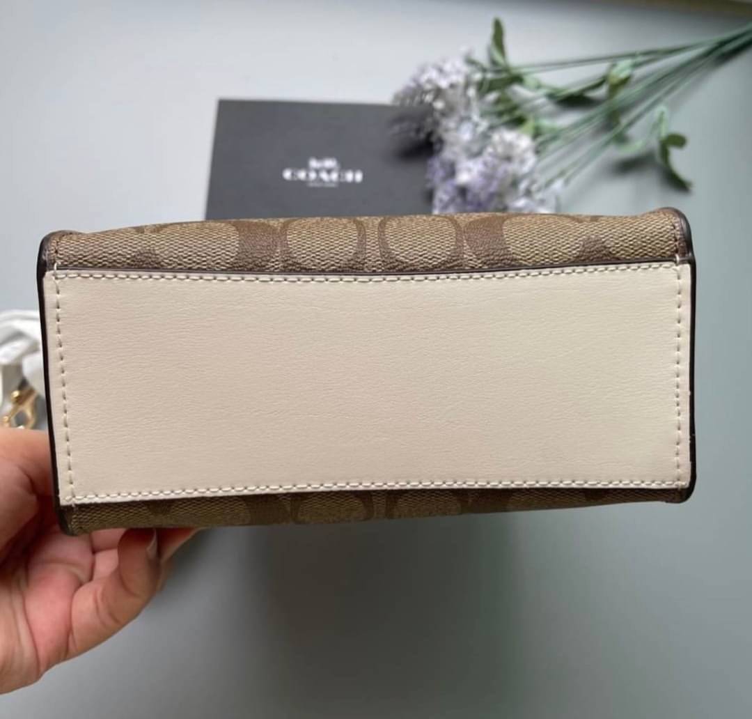 COACH MINI CALLY CROSSBODY IN SIGNATURE ((3599, 2184, 5693, 2134, 2183)) พร้อมส่งที่ไทยทันที! กระเป๋าสะพายครอสบอดี้ร์ กระเป๋าครอสบอดี้โท้ทมินิไซส์ รุ่นใหม่สุดฮอต!! ใบจริงคือน่ารักม้ากกกก!! สวยอยู่ทรง น่ารักน่าใช้ ทรงTote ปากกระเป๋าเปิดปิดแบบแม่เหล็ก ภายใน