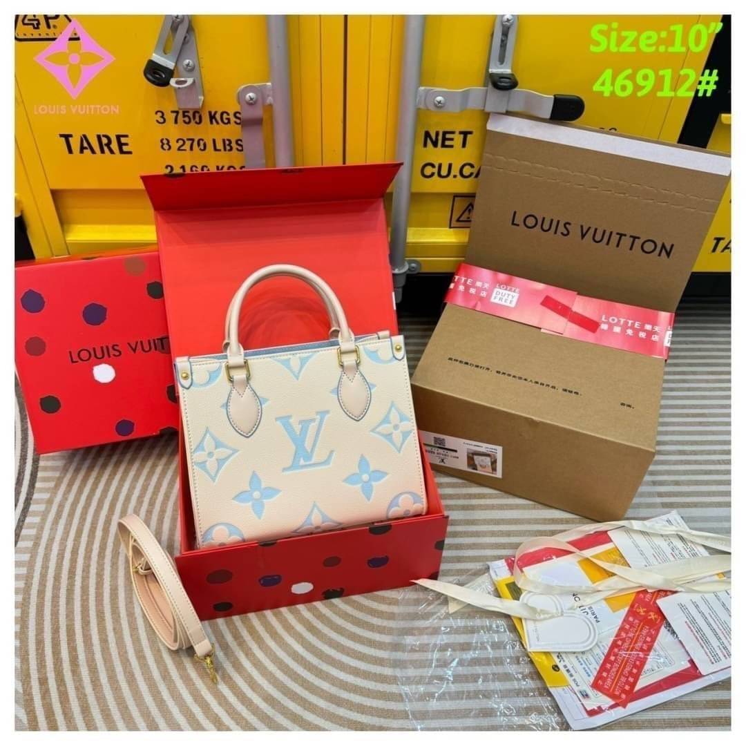 LV OnTheGo PM Bicolor Monogram Empreinte Leather tote bag กระเป๋าทรงโท้ทสีใหม่สวยหวาน โทนพาสเทลให้ความรู้สึกสดชื่นผ่อนคลาย เสมือนสายลมเย็นๆ ในวันต้นฤดูใบไม้ผลิ ที่ใครเห็นต้องเป็นหลงรัก ใช้งานได้ไม่มีเบื่อ