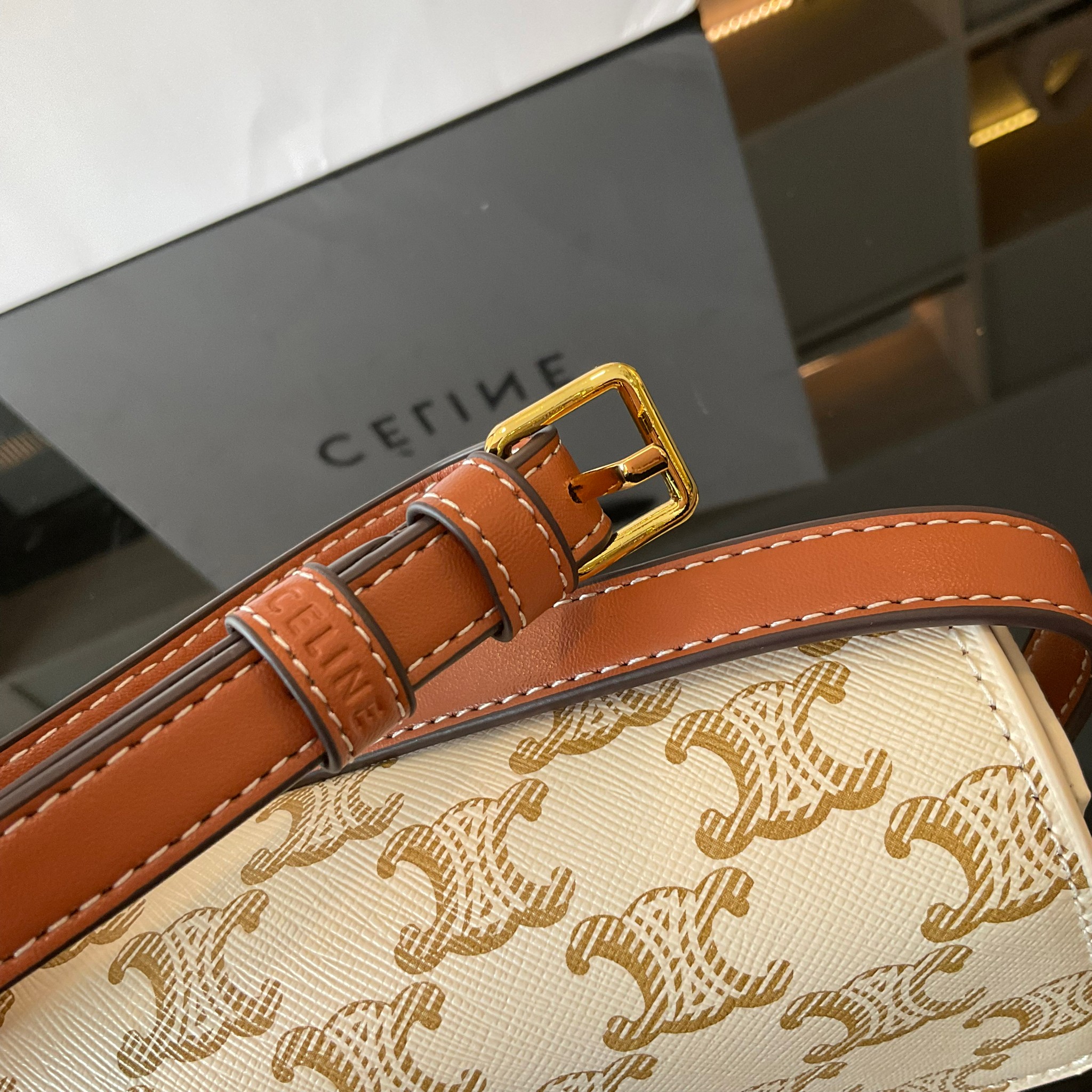 CELINE TRIOMPHE SHOULDER BAG งานหนังทั้งใบลายสวยหรู ด้านในเปิดด้วยด้วยที่บีบโลโก้อะไหล่ทอง จุของได้กำลังดี ใส่โทรศัพท์ กระเป๋าสตางค์ใบสั้น ของจุกจิกได้ เหมาะกับสาวๆในวันที่อยากสะพายชิลๆ ห้ามพลาดค่ะ!