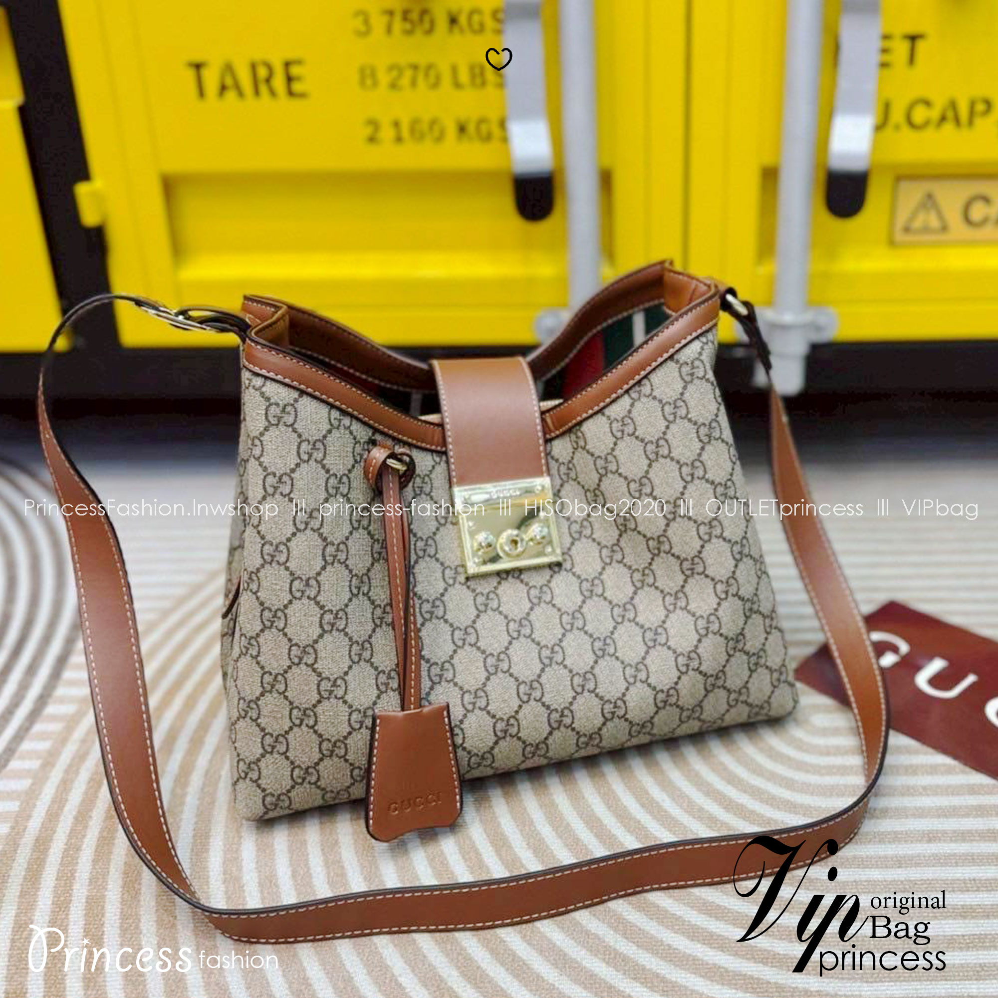 Gucci Padlock large shoulder bag กระเป๋าสะพายใบใหญ่ ในคอลเลกชั่น Pre-Fall 2025 แพดล็อกนำเสนอรูปทรงร่วมสมัยที่สามารถใช้งานได้หลากหลายสไตล์ สวยผู้ดีรูปทรงใช้งานง่าย วัสดุหนังแคนวาส