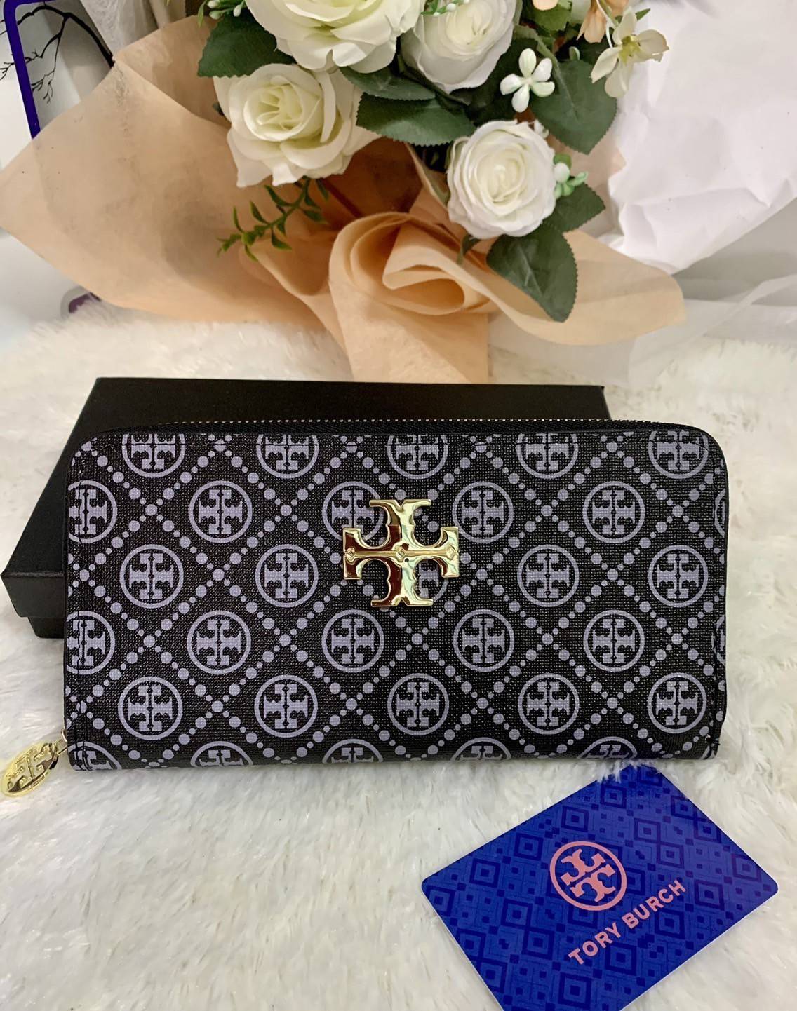 กระเป๋าสตางค์ใบยาว TORY BURCH : Monogram Pattern วัสดุหนังแกะสังเคราะห์ลงเคลือบเพิ่มความเงาอีกชั้น อะไหล่สีทอง **แบบซิปรอบ เปิด - ปิด กระเป๋าด้วยซิปรอบ ด้านในแบ่งออกเป็น 3 Patation ตรงกลางเป็นซิปยาว มีช่องใส่บัตรได้ 8 ใบ หนังเงาสวย จับถนัดมือ พร้อมส่งให้ส