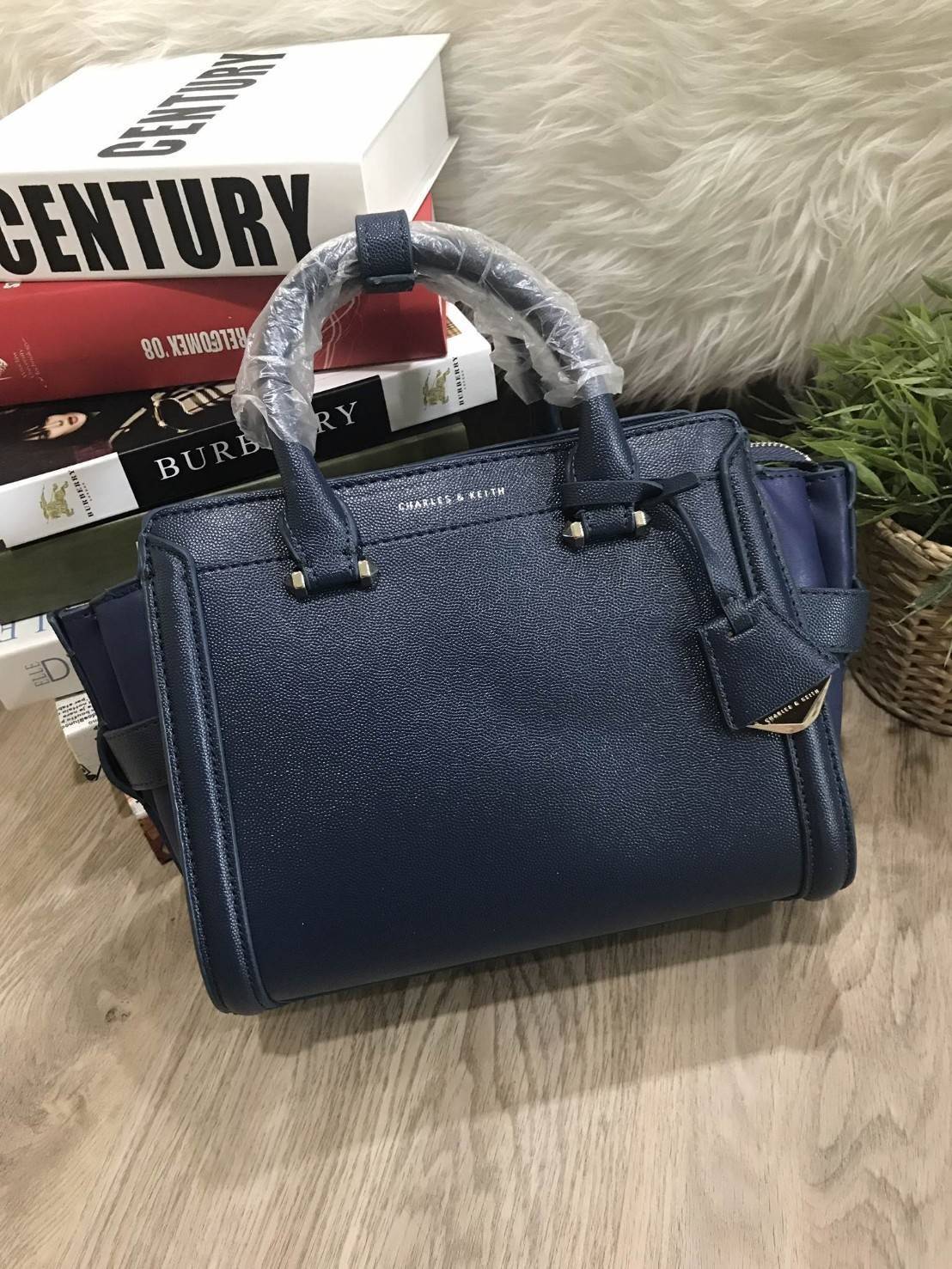 คาเวียร์อะไหล่เงิน DON'T MISS! BEST SELLER! CHARLES & KEITH STRUCTURED TRAPEZE BAG 2018 กระเป๋าถือหรือสะพายรุ่นยอดนิยมดีไซน์สวยหรูวัสดุหนังคาเวียร์อยู่ทรงด้านข้างเเต่งหนังช่องตัดดูมีดีเทล ด้านหน้าสกรีนโลโก้ ด้านหลังมีช่องซิป เปิดปิดด้วยซิปหัวซิปปั้มโ