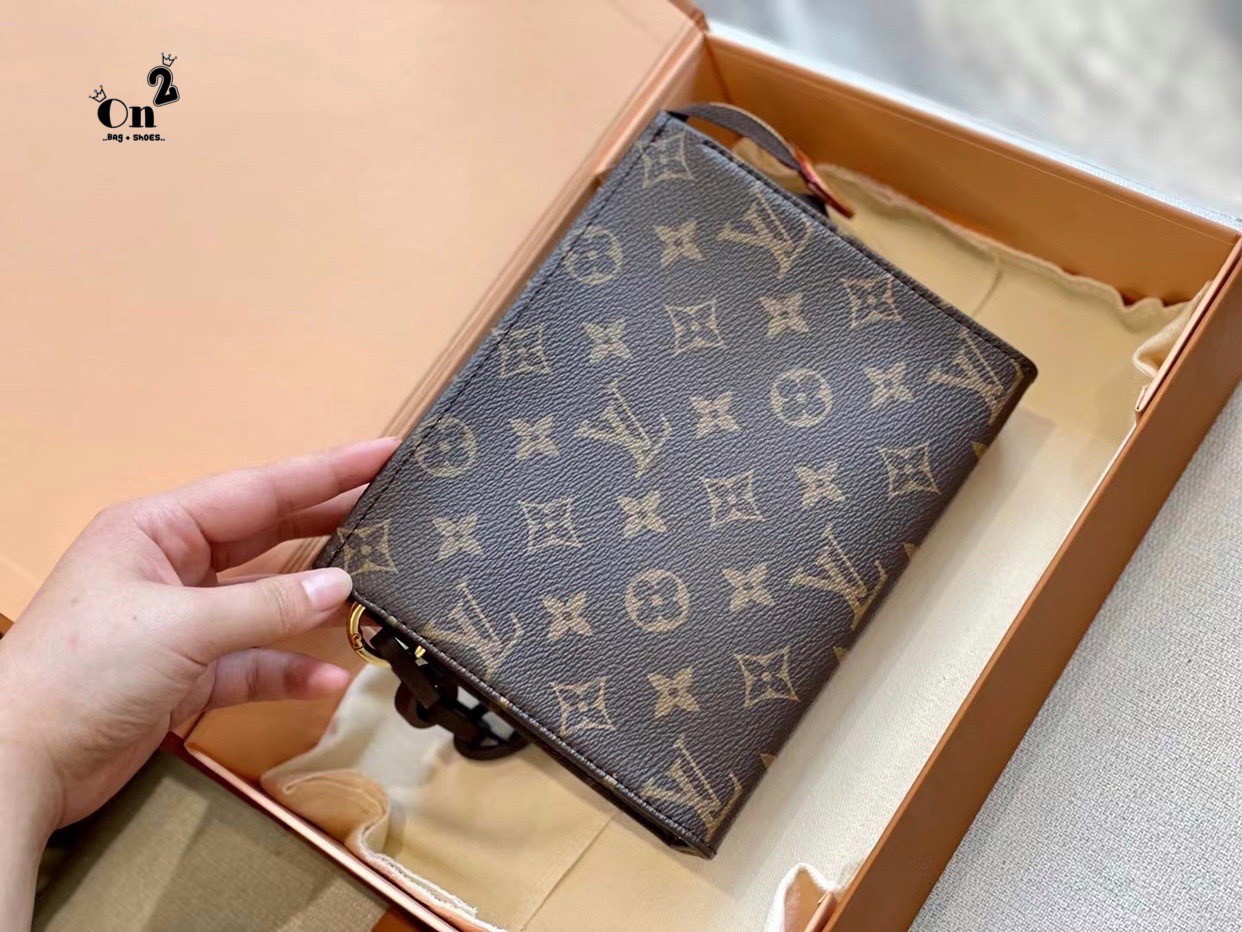 LV Toiletry 26 with strap / LV Toiletry Pouch 26 in Monogram Reverse Canvas with Wide Shoulder Strap Replica ต๊าซมากแม่ ลุคนี้ความเท่ ความปังได้หมด มาใหม่ลายโมโนแกรม งานซิปมา2 สาย งานสวยเป๊ะมาก ได้หญิงสะพายได้ ผู้ชายสะพายดี ใครหาอยู่ห้ามพลาดน้า งานอะไหล่ป