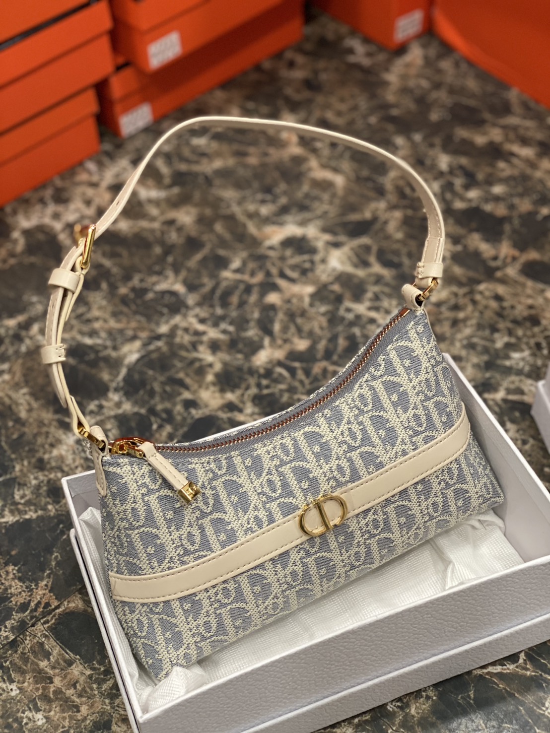 ORI หนังแท้ | DIOR Mini 30 Montaigne Cigale bag / DIOR Mini Miss Caro Cigale bag กระเป๋าสะพายไหล่ทรงโฮโบ ขนาดมินิเสริมไลน์ 30 Montaigne ด้วยรูปทรงทันสมัยและประณีตบรรจง