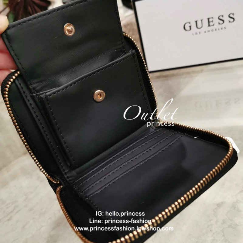 NEW ARRIVAL! GUESS FACTORY WOMEN'S SHORT WALLET กระเป๋าสตางค์สั้นรุ่นใหม่ล่าสุดไอเท็มแนะนำวัสดุหนังปั้มโลโก้รอบใบสวยอยู่ทรงด้านหน้าประดับโลโก้แบรนด์ ภายในมีทั้งช่องใส่ธนบัตร ช่องใส่เหรียญ ช่องใส่บัตรหลายช่อง ใส่เเบงก์พันได้ค่ะ ภาพถ่ายจากสินค้าจริงมาพ