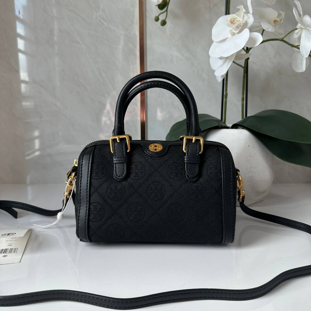 Small TORY BURCH T MONOGRAM PETITE BARREL BAG in black / Tory Bucket Bag สีดำคลาสสิก กระเป๋าทรงขนมจีบ กระเป๋าทรงหมอนดีไซส์มินิน่ารัก