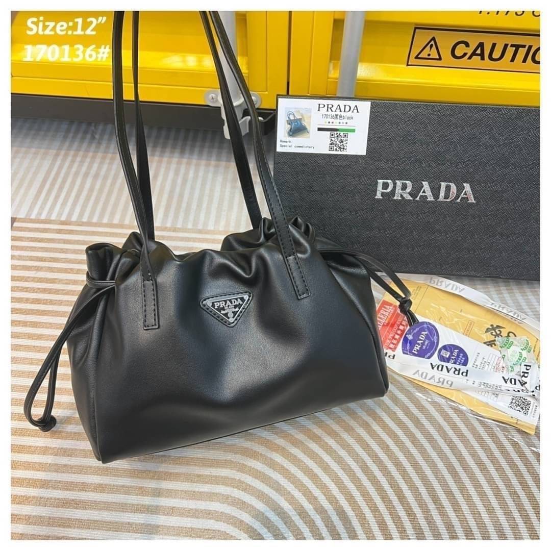 PRADA medium leather handbag กระเป๋าสะพายไหล่ดีไซน์สวยใช้งานง่าย สะเทือนวงการแฟชั่นแบบสุด! สาวๆหนุ่มๆติดแกลมต้องไม่พลาด สวยดูแพง