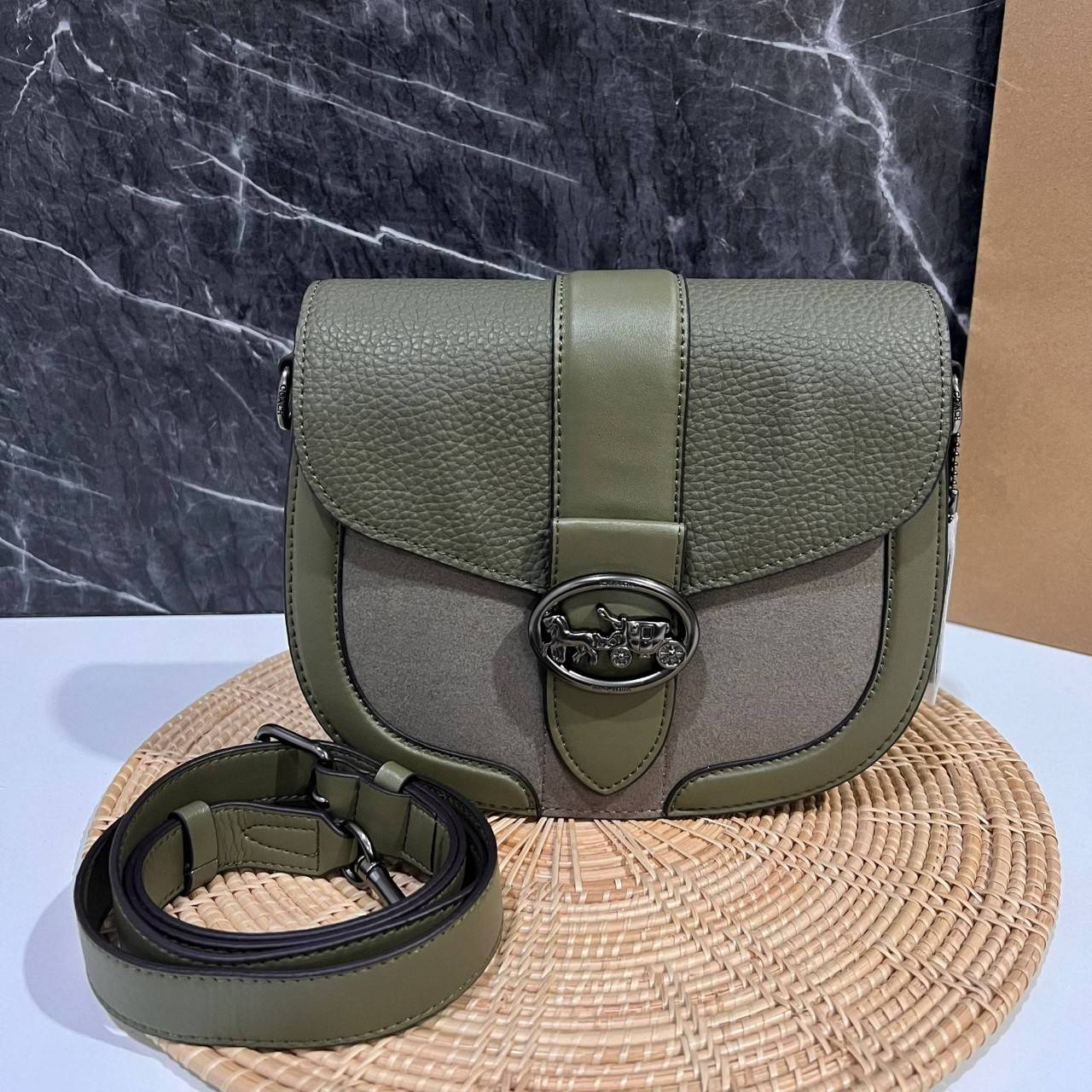 OUTLET 】COACH C2805 GEORGIE SADDLE BAG ใบงาม น้องน่ารัก สุดเรียบหรู เลยทีเดียว วัสดุหนังpebble ตัวกระเป๋าหนังแท้ ตรงกลางตัดกำมะหยี่เพิ่มความหรูหราอย่างลงตัว ภายในกระเป๋ามีช่องเอนกประสงค์กระดุมแป๊ก ซับในผ้า ด้านนอกกระเป๋าเปิด สายสะพายถอดปรับระดับ สำหรับสะพ