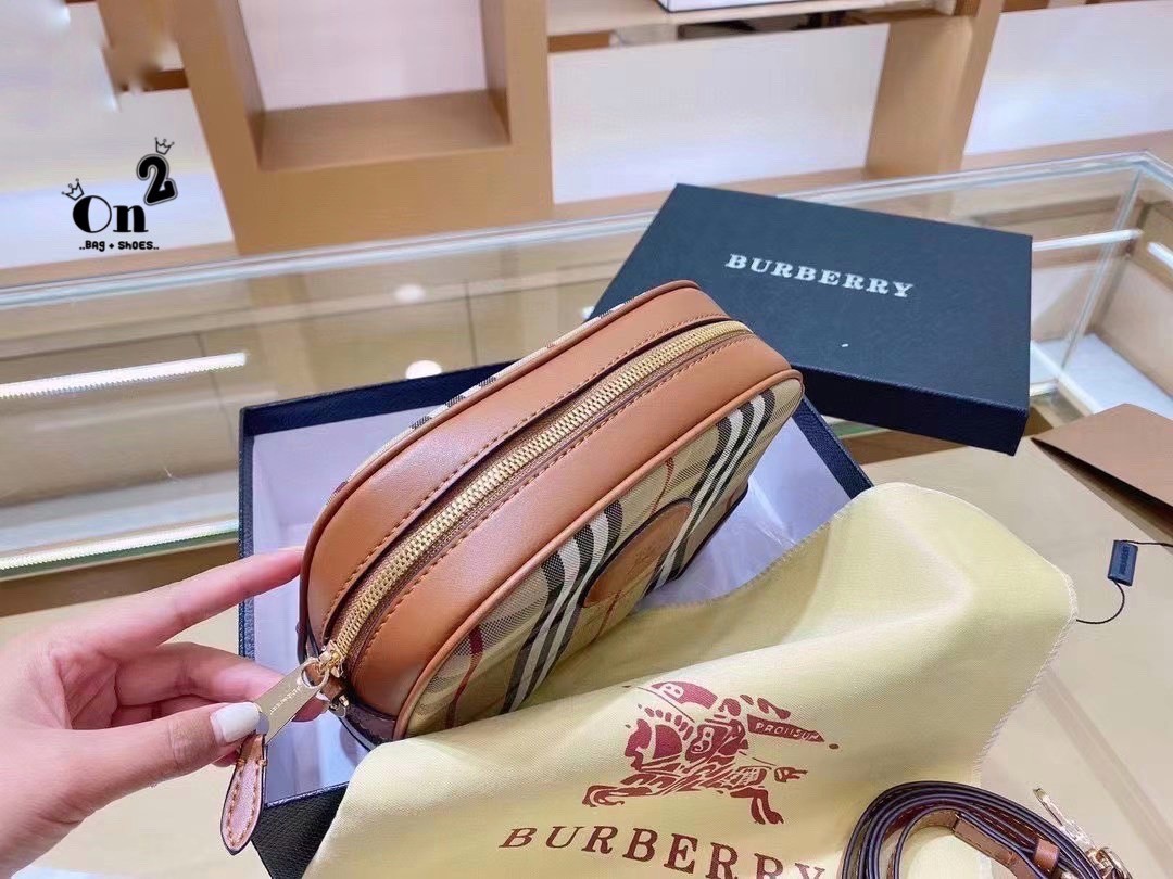 BURBERRY CROSSBODY VINTAGE BAG กระเป๋าสะพายทรง camera ซิปบน ลายซิกเนเจอร์แบรนด์ มาพร้อมสายสะพายยาวครอสบอดี้ งานสวยเป๊ะปั๊มทุกจุด สวยอยู่ทรง เปิดปิดด้วยซิปยาว ภายในมีช่องแบ่งเป็นสัดส่วน สามารถใส่มือถือ iphone เงิน ของจุกจิกได้ สายสะพายหนังยาวปรับระดับได้ อ