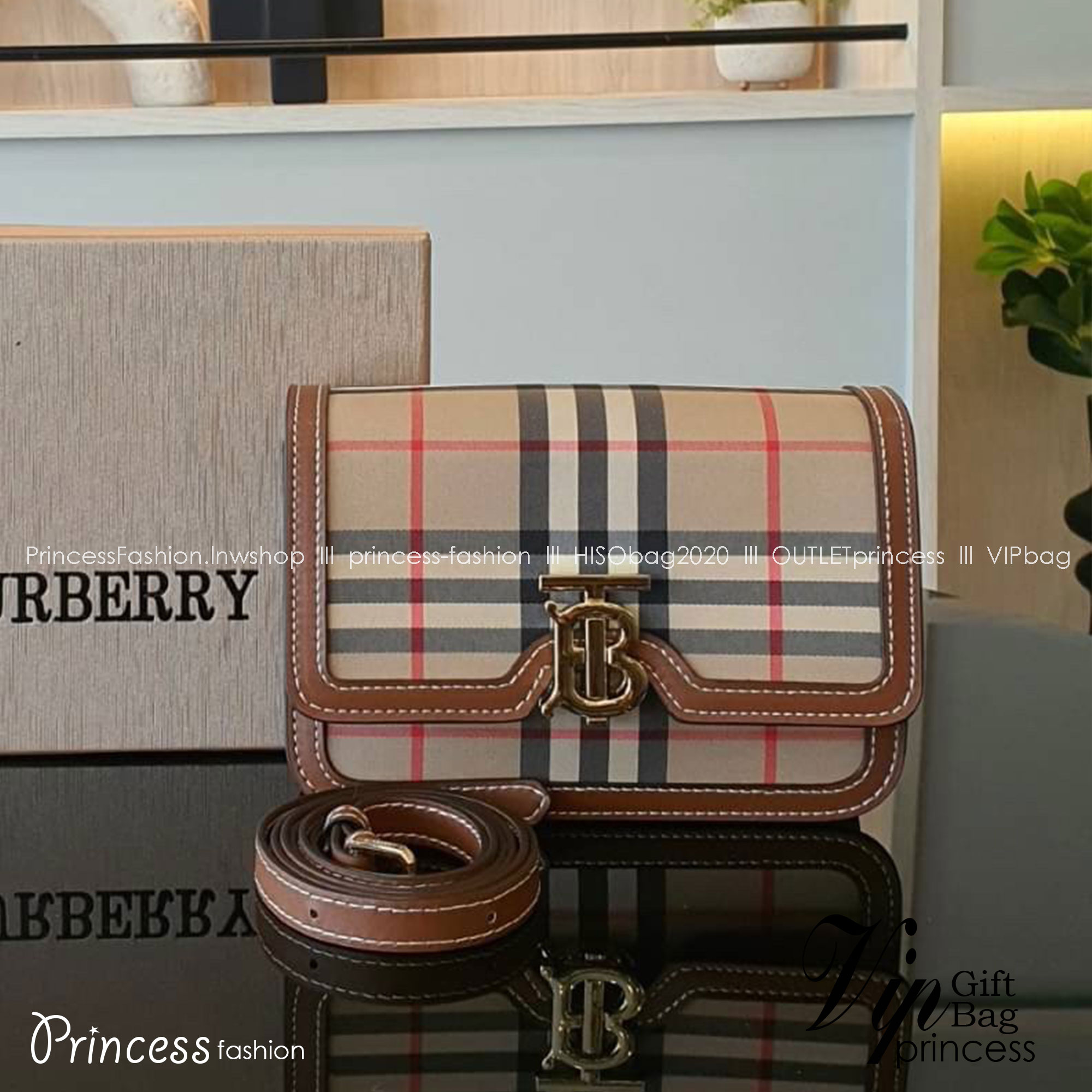 BURBERRY FRAGRANCES CROSSBODY BAG / BURBERRY FRAGRANCES QUITED LAMBSKIN BAG ตัวกระเป๋าเป็นผ้าตัดหนังแท้ Lambskin นิ่มสวยหรูดูดี เปิดปิดด้วยฝาปิดสัญลักษณ์รูปตัวB ภายในโล่งกว้าง ใส่มือถือ กระเป๋าสตางค์ได้