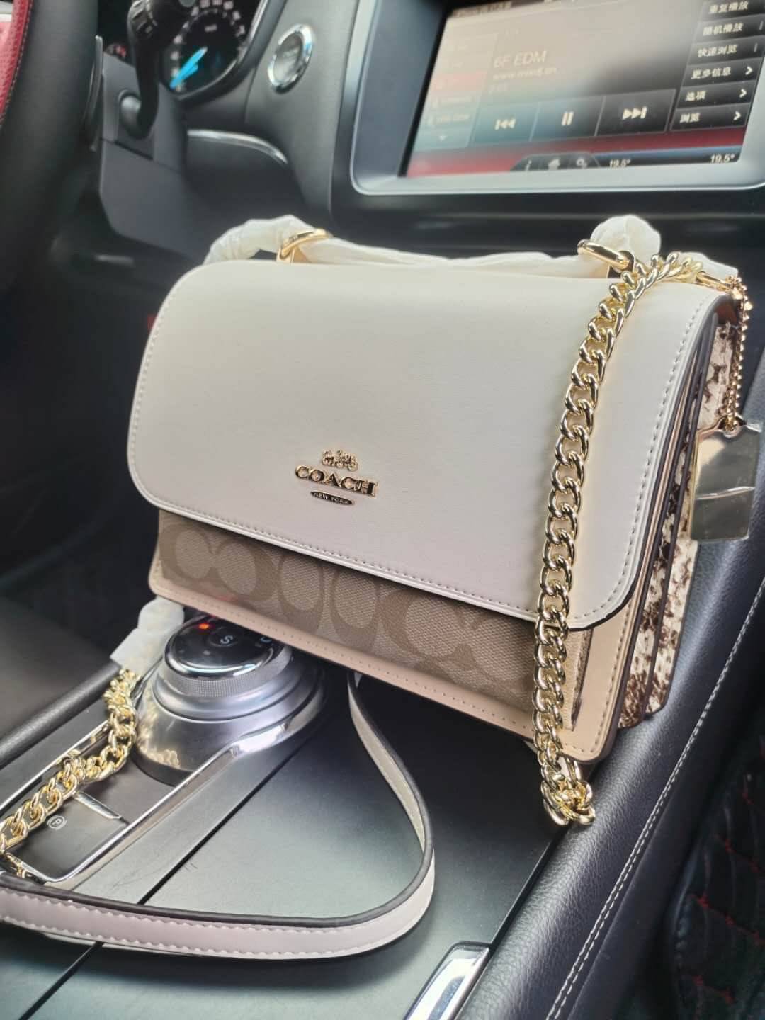 พร้อมส่งถึง8สี ห้ามพลาดค่ะ! COACH KLARE CROSSBODY BAG ((91019//91174//90400//1424//90635)) พร้อมส่งที่ไทย กระเป๋าสะพายครอสบอดี้ร์หรือสามารถทบเป็นสายคู่คล้องไหล่ได้ด้วยค่ะ หนังแท้ แต่ละสีทำลายหนังได้สวยงามแตกต่างกันออกไปนะคะ ✔️ห้อยด้วยป้ายแบรนด์แบบโ