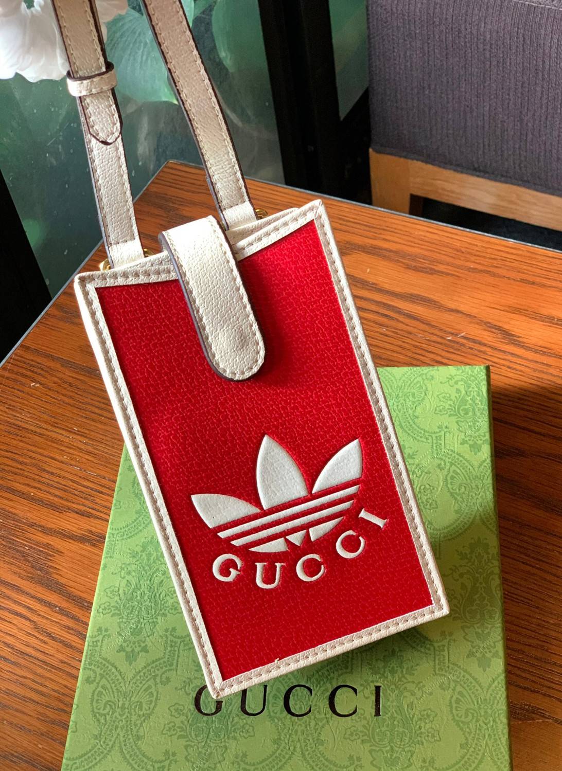 VIP 🥂 LIMITED EDITION Gucci x adidas Phone Case ไม่มีได้ยังไง สวยขนาดนี้ ที่หนุ่มๆสาวๆต้องมีติดตัวค่ะ 💙กระเป๋าใส่มือถือ หนังแท้ 🔺สีน้ำตาลอมเหลือง สัสดุJacquard ทอลายGG ค่ะ ด้านหน้าทั้ง3สี มีโลโก้แบรนด์แบบนูนอันเป็นสัญลักษณ์ของคอลเล