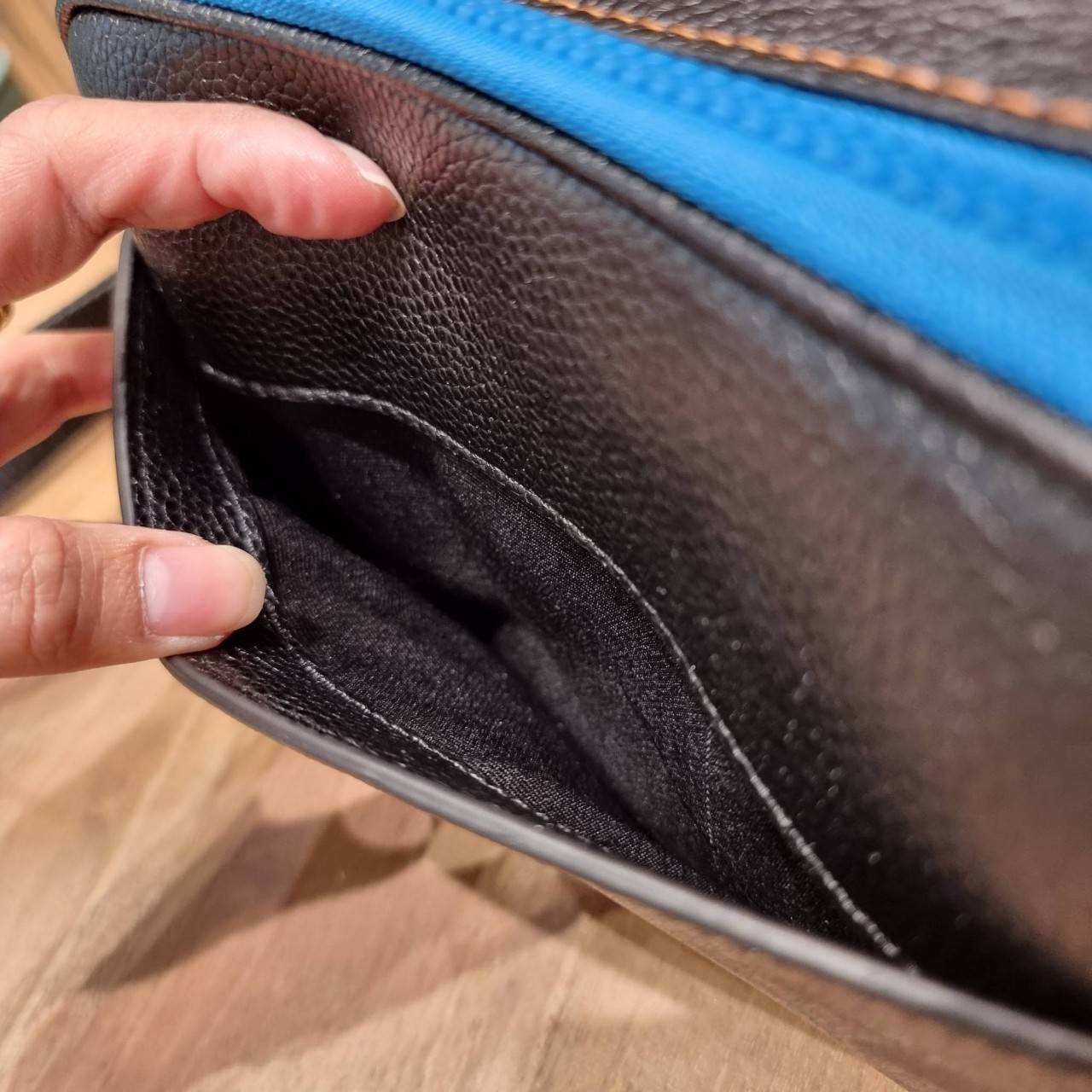 COACH C4027 COACH x PEANUTS GRAHAM CROSSBODY IN SIGNATURE CANVAS WITH SNOOPY จัดให้อีกไอเท็มจ้า สำหรับสาวกสนูปพีโดยเฉพาะ กระเป๋าครอสบอดี้ทรงยอดฮิต รุ่นนี้สามารถใช้ยูนิเซ็กส์ได้เลย สาวๆหนุ่มๆได้หมดไม่เกี่ยง!! รูปทรงดีไซน์คลาสสิค โดดเด่นด้วยตัว C ตกแต่งตัวใ