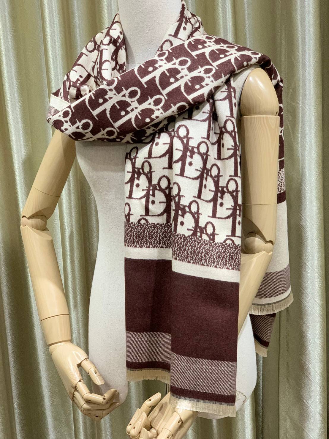 CHRISTIEN DIOR PARIS VINTAGE SILK SCARF สุดเอ็คเซ็คคลูทีฟกับแบรนด์ดังจากปารีส ด้วยงานพรีเมี่ยมกิ้ฟ ส่งมอบความรู้สึกดีๆให้กับคนที่คุณรัก ในรูปแบบผ้าพันคอและผ้าคุมไหล่ผืนใหญ่ให้ความอบอุ่น ถักทอด้วยผ้าcashmereลายวินเทจ มาพร้อมกล่องแบรนด์และถุงกระดาษกลายเป็นข