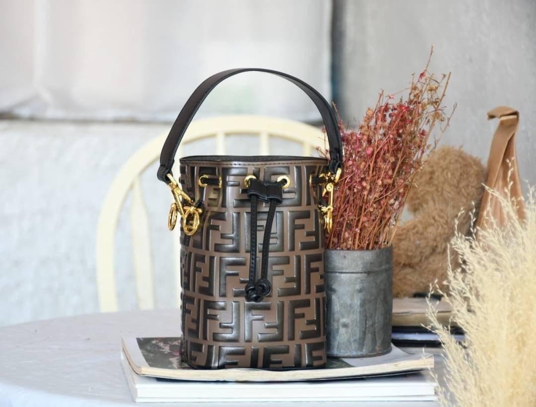 Fendi MonTresor mini Bucket Bag กระเป๋าถือหรือสะพายข้าง วัสดุหนังแท้หนังแข็ง ทรงขนมจีบ ลายแบรนด์ อะไหล่ทองหรูหรา จุของได้เยอะ น้ำหนักเบา ตั้งอยู่ทรง ด้านในโล่ง มี2สาย สายสั้น+ยาว ถอดสายได้ Crossbody ได้ สายยาวปรับระดับได้ คุ้มสุดๆ ใบนี้ไม่ควรพลาดค่ะ ดาราเ