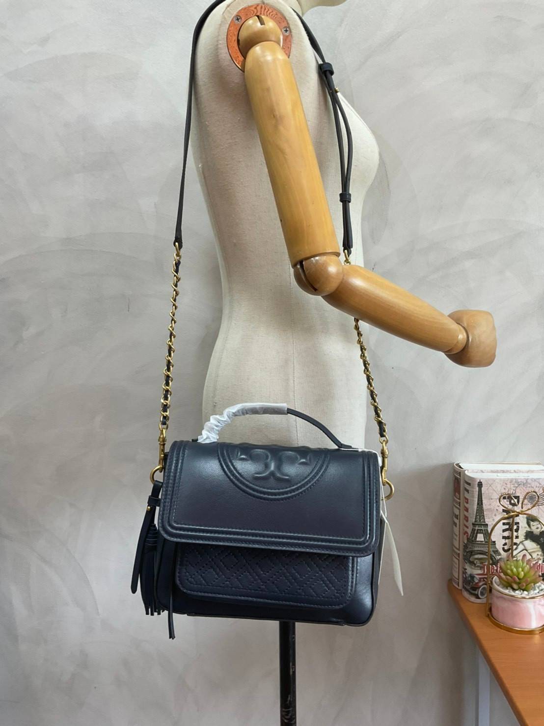 Tory Burch Fleming Satchel Bag รุ่น 45147 สี Royal Navy กระเป๋าสะพาย Crossbody ทรงสวย ดีไซน์เก๋ สุดคลาสสิค เพิ่มดีเทลโลโก้แบรนด์บนฝากระเป๋าอัพลุคให้ดูเท่ห์ และ พู่หนังถอดได้ วัสดุหนังแท้ สัมผัสนุ่มมือ หนังสวย น้ำหนักเบา ตั้งอยู่ทรง เปิดปิดด้วยกระดุมแม่เหล