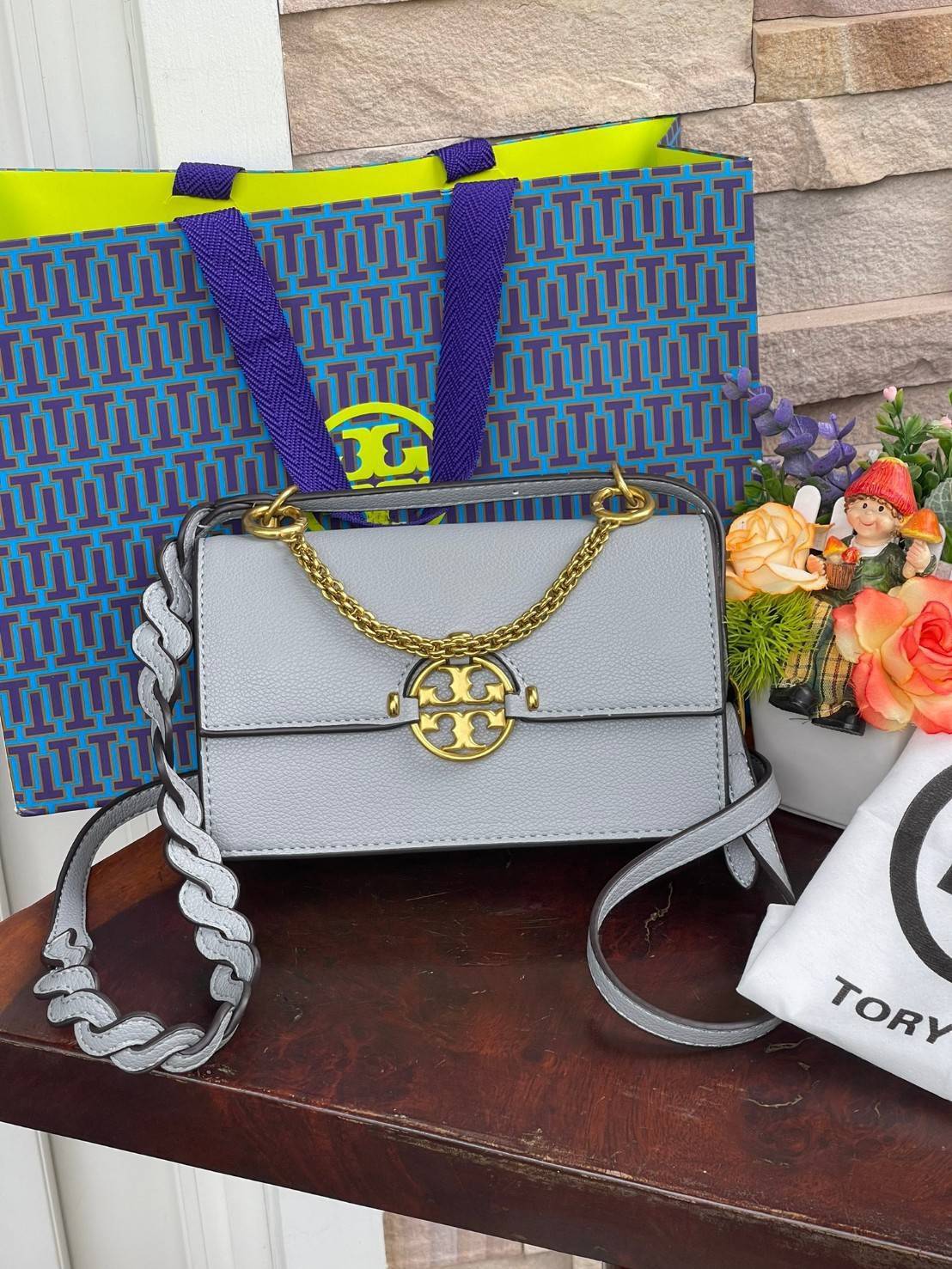 Tory burch miller mini bag หนึ่งในแบรนด์เนมยอดฮิตระดับโลกที่สายแฟชั่นตัวจริงต้องมีสักใบในตู้ เพราะเป็นแบรนด์ที่เหล่าบรรดาเซเลปและดาราใช้กันเยอะมาก รุ่นก็เป็นอีกหนึ่งใบที่คุ้มค่าคุ้มราคามากค่ะ ด้วยดีไซน์กึ่งทางการ กึ่งลำลอง จึงใช้งานได้หลายโอกาส แม้จะมีขนา