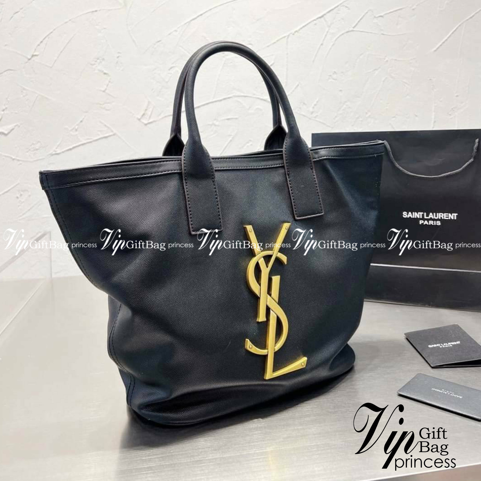 SAINT LAURENT SHOPPING BAG / YSL SHOPPING BAG กระเป๋าถือทรงช็อปปิ้ง พร้อมส่ง โดดเด่นด้วยโลโก้แบรนด์ขนาดใหญ่สวยหรู ภายในกระเป๋ากว้างใส่สัมภาระได้เยอะ มีช่องซิปแยกย่อยให้ใส่ของจุกจิกหนึ่งช่องนะคะ
