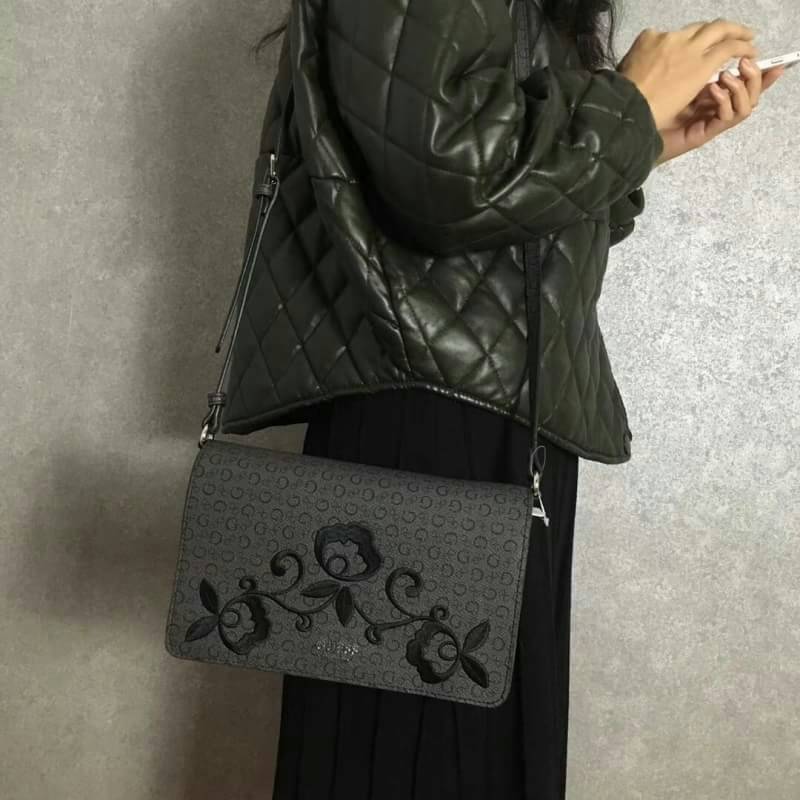 GUESS Embroidery Shoulder Bag กระเป๋าไหล่หรือ crossbody วัสดุหนังแกะเทียม น้ำหนักเบา ตัวกระเป๋าเพ้นท์ลายตัวG ทั้งใบ พร้อมปักรูปดอกไม้ด้านหน้า มาให้ งานปักละเอียด สวยมากๆ ค่ะ เปิดปิดกระเป๋าแบบฝาปิด แม่เหล็ก ใข้งานง่าย ด้านในโล่ง ใส่ ipad mini ได้ และมีช่อง