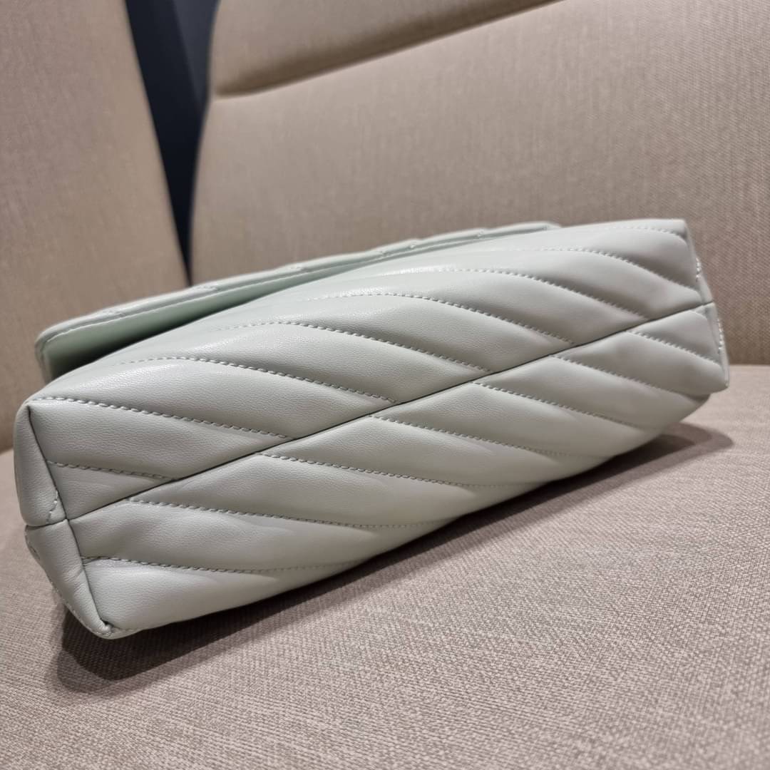 TORY BURCH KIRA CHEVRON CONVERTIBLE SHOULDER BAG (SMALL / MEDIUM) กระเป๋าสะพายรุ่นยอดฮิต ไซส์คลาสสิค ที่ใช้ยังไงก็ดูหรู ดีไซน์เฉพาะตัว วัสดุหนังแกะ สัมผัสนิ่ม เปิด-ปิดด้วยกระดุมแม่เหล็ก ภายในเป็นช่องโล่ง ใส่กระเป๋าสตางค์ มือถือ เครื่องสำอางค์ พาวเวอร์แบงค