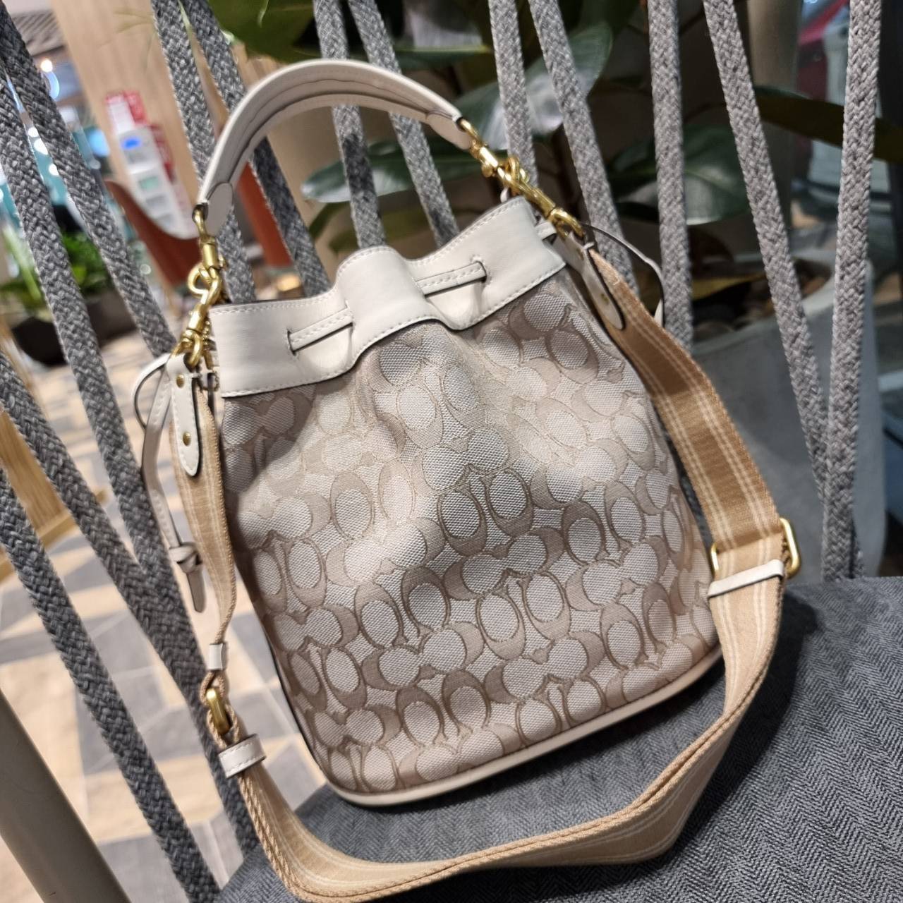 COACH C3853 FIELD BUCKET BAG IN SIGNATURE JACQUARD กระเป๋าสะพายทรงบัคเก็ต รุ่นใหม่ล่าสุด ดีไซน์ลายซิกเนเจอร์บนผ้า jacquard สวยคม เป็นเอกลักษณ์ไม่ซ้ำใคร มาพร้อมสายสะพายผ้าสปอร์ต และสายสั้นสำหรับคล้องแขนได้ สามารถรูดปิดปากกระเป๋าด้วยหนังรอบใบ เพิ่มดีเทลให้ต