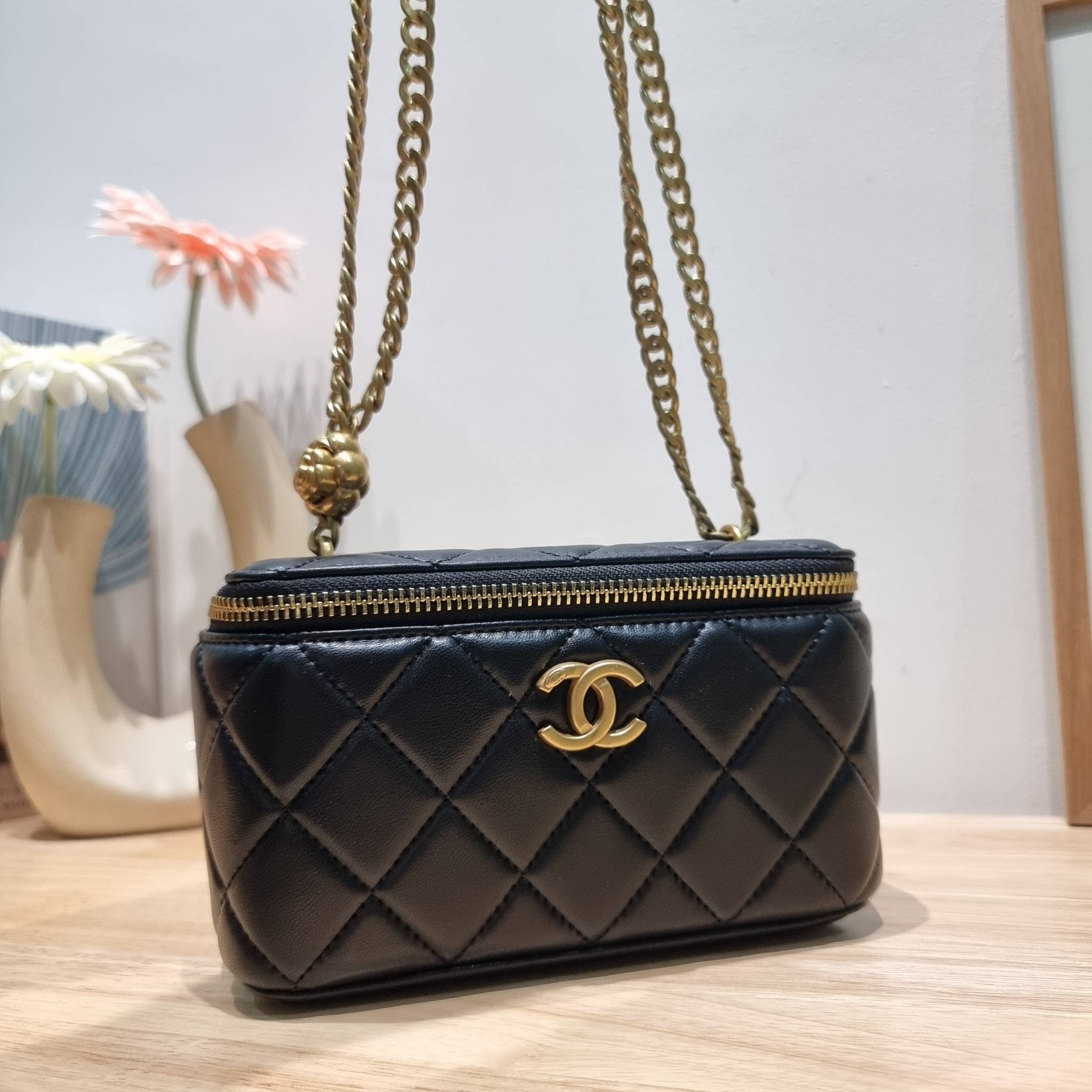 Chanel camellia vanity case bag พลาดไม่ได้เลยกับคอลสุดแซ่บ ดีไซน์ใหม่ 2023 นอกจากความคลาสสิคของรูปทรง ตัวอะไหล่ก็ยังปรับเพิ่มดีเทลความหรู